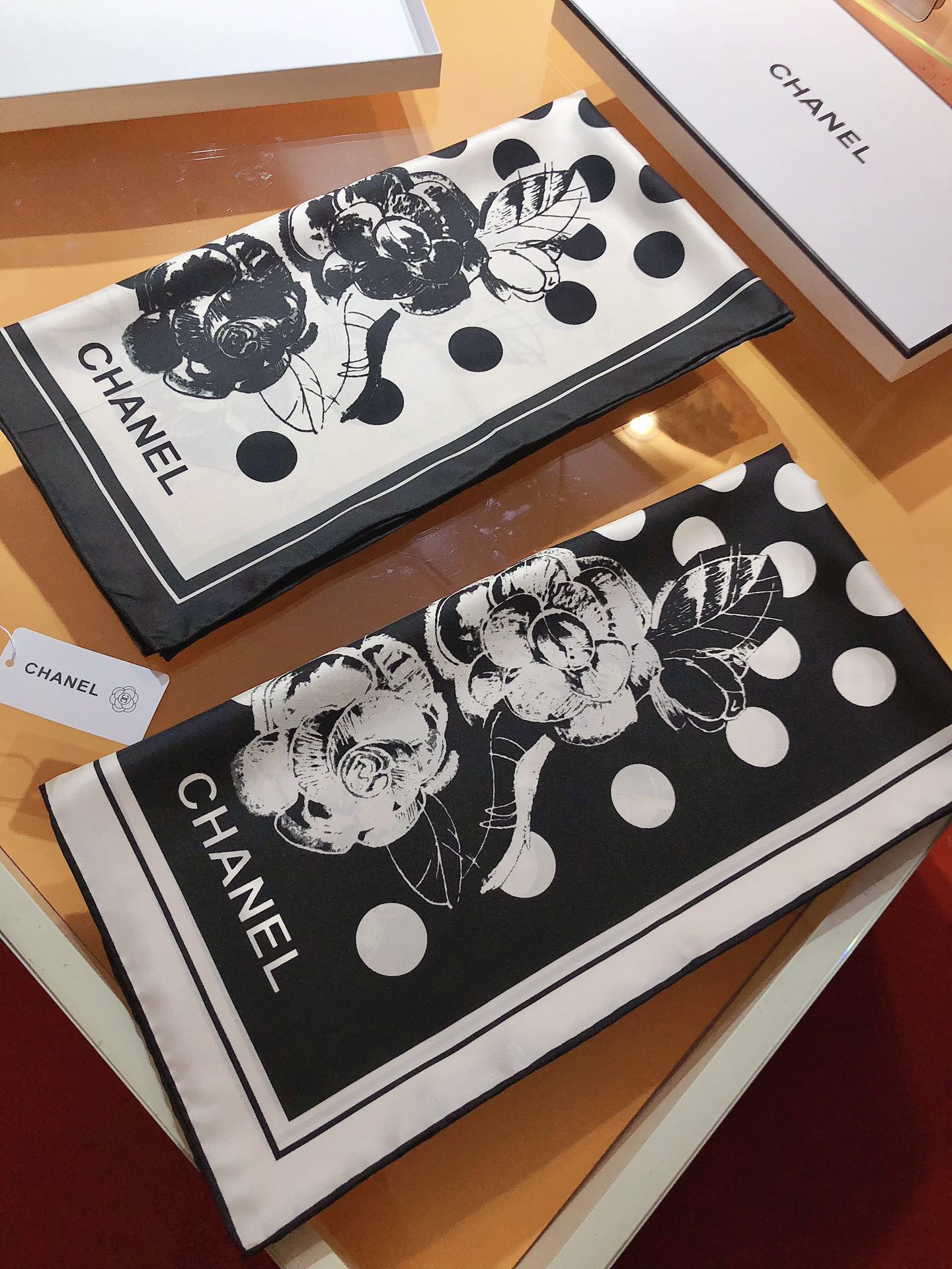 NO:172338,SCC2355 Original single small 90cm silk square scarf, top-grade twill silk material is purely hand-made curled edges, light luxury, high-end heavy twill silk, complete counter quality fabric pursues the shape, with a crisp feel, bright and plump color is super pleasing to the eye!  Good goods are not waiting for others, if you like it, you can't miss it [Ingredient size 90X90cm Twill silk], high-version scarf, real silk19860909SCC2355 原单小香90cm真丝方巾,顶级斜纹真丝材质纯手工卷边,轻奢感十足高端重磅斜纹真丝完全专柜品相面料追求造型,手感挺括,鲜艳饱满色彩超级养眼！好货不等人,喜欢就不能错过哦【成分尺寸90X90cm 斜纹真丝】,高版本围巾,real silk,scarf