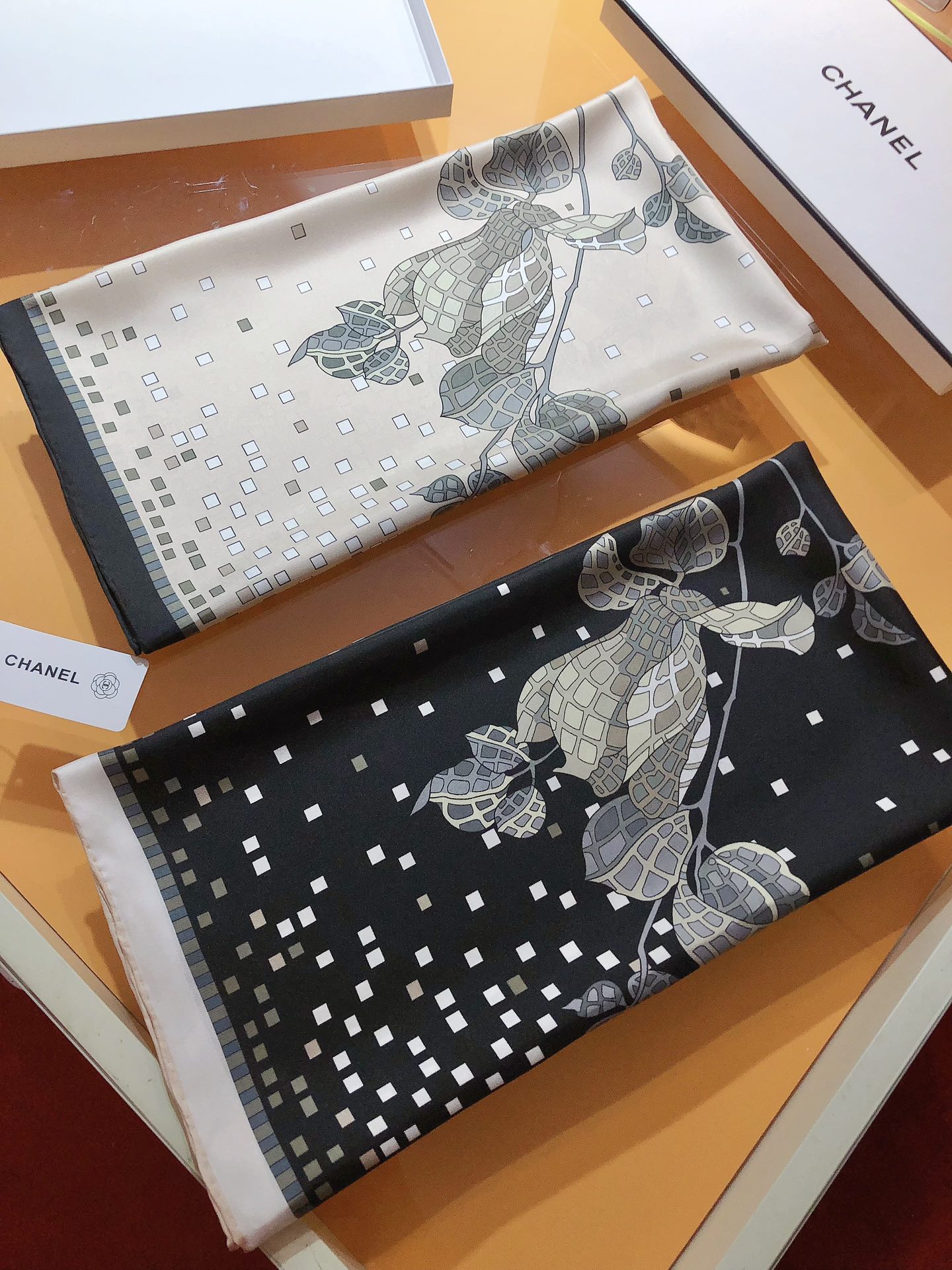 NO:171931,SCC2357 Original single small 90cm silk square scarf, top-grade twill silk material is purely hand-made curled edges, light luxury, high-end heavy twill silk, complete counter quality fabric pursues the shape, with a crisp feel, bright and plump color is super pleasing to the eye!  Good goods are not waiting for others, if you like it, you can't miss it [Ingredient size 90X90cm Twill silk], high-version scarf, real silk19860909SCC2357 原单小香90cm真丝方巾,顶级斜纹真丝材质纯手工卷边,轻奢感十足高端重磅斜纹真丝完全专柜品相面料追求造型,手感挺括,鲜艳饱满色彩超级养眼！好货不等人,喜欢就不能错过哦【成分尺寸90X90cm 斜纹真丝】,高版本围巾,real silk,scarf