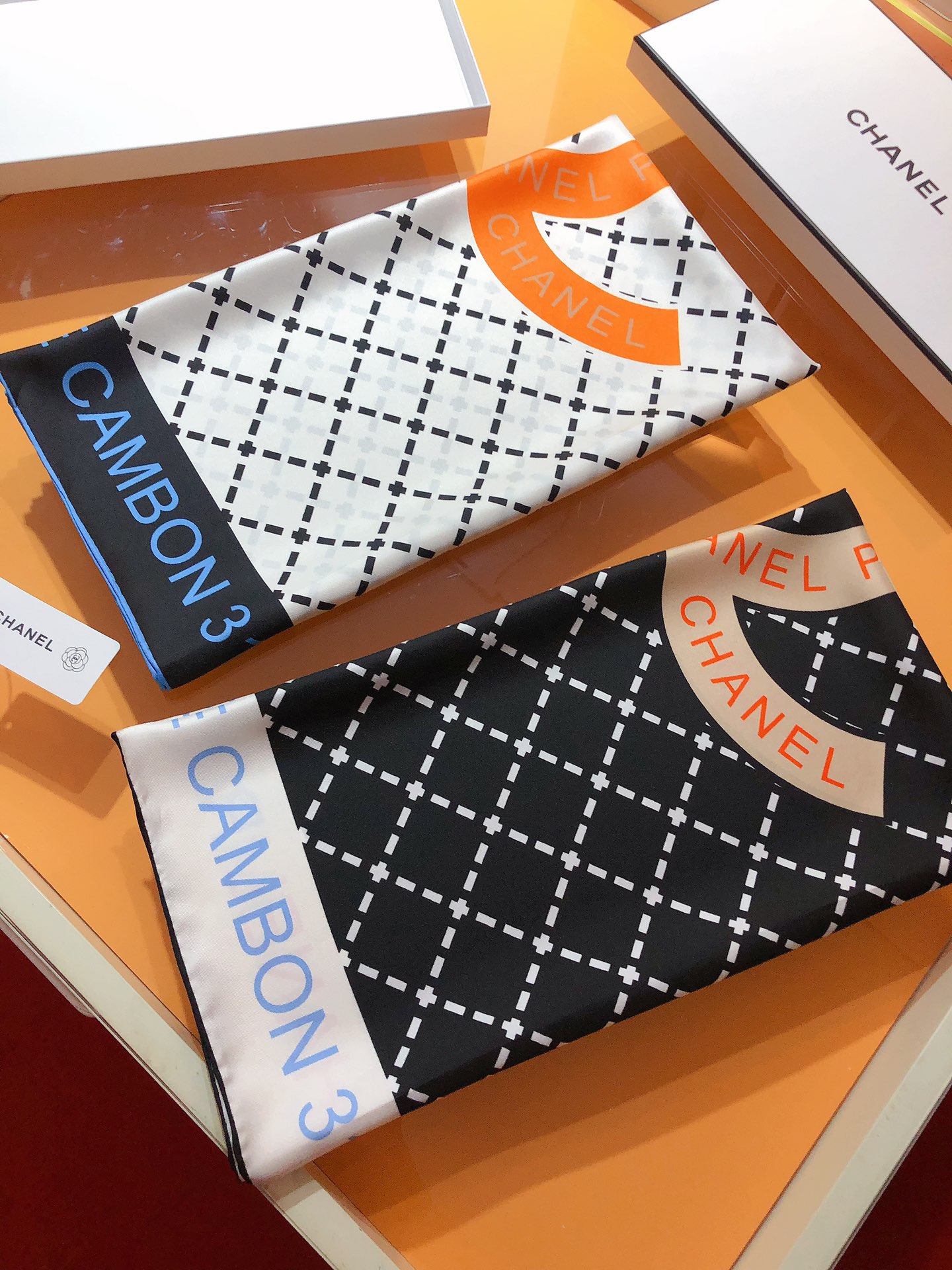 NO:171935,SCC2358 Original single small 90cm silk square scarf, top-grade twill silk material is purely hand-made curled edges, light luxury, high-end heavy twill silk, complete counter quality fabric pursues the shape, with a crisp feel, bright and plump color is super pleasing to the eye!  Good goods are not waiting for others, if you like it, you can't miss it [Ingredient size 90X90cm Twill silk], high-version scarf, real silk19860909SCC2358 原单小香90cm真丝方巾,顶级斜纹真丝材质纯手工卷边,轻奢感十足高端重磅斜纹真丝完全专柜品相面料追求造型,手感挺括,鲜艳饱满色彩超级养眼！好货不等人,喜欢就不能错过哦【成分尺寸90X90cm 斜纹真丝】,高版本围巾,real silk,scarf