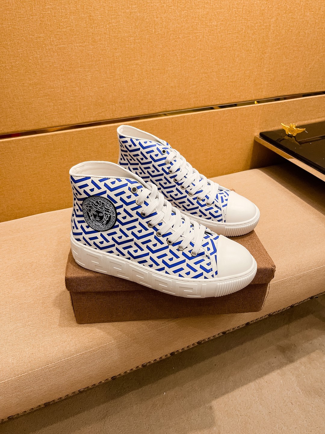 NO:574508,[Versace] The latest masterpiece of the high-end men's shoe brand official website 11, the upper is made of the Italian official website's original special technical cloth fabric with the original comfortable and breathable lining and the original designated non-slip outsole, making walking more convenient and comfortable!  Exclusive new model, stunning work, Midea 11 replica [color] compared with official quality!  Create a fashionable personality to set off your uniqueness!  A must-have for trendy men! , Size: 38-44. Color. Multiple colors available, versace19860909【范思哲】男鞋高端品牌 官网11最新力作鞋面采用意大利官网原版专用科技布面料搭配原版舒适透气内里原版指定防滑大底制作让行走更加便捷舒适！独家新款,惊世之作,与官方的质量相比美的11复刻[色]！打造时尚个性衬托你的与众不同！潮男必备! ,尺码:38－44.颜色. 多色可选,,versace,Men's shoes