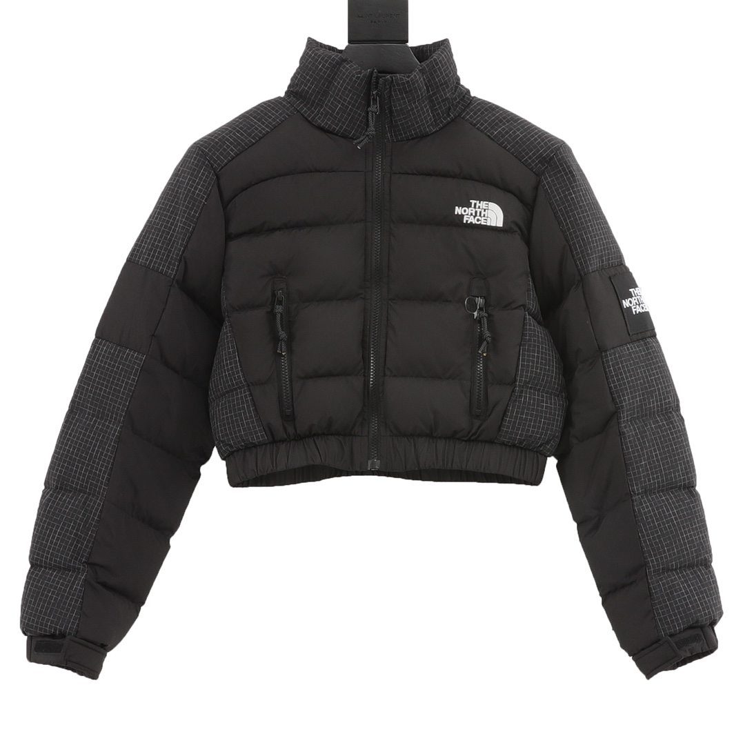 CX专供 纯原订单
【北面】羽绒服 短款 拼接格子！THE NORTH FACE/北面TNF 23FW RUSTA 女款高腰格子短款拼接羽绒服
实在是太火了，各明星网红穿搭爆款配合高腰裤显腿长 最适合女生穿搭的北面羽绒服
黑色百搭显瘦，立领设计渲染个性魅力，防风防寒，尽显舒适悠闲，拼接格子点晴细节加持恰如其分的时量感，彰显与众不同意趣格调。
设计理念：
The North Face"的字面含义为山的最寒冷、最艰难一面。它也是The North Face"的产品能够发挥功能的地方。 The North Face。一直致力支持去发现亲近自然。赞助探险家们去征服那些遥远的,人类尚不可触及的角落。 The North Face"的标识,取自于美国Yosemite优胜美地国家公园内的半圆页山Half Dome,这也是等岩爱好者们擎爬花岗石的终极目标。 
面料+特点：
✅三格采用RDS认证高品质700高蓬松鹅绒填充，保暖性能更出色，轻便不厚重，压缩后的蓬松度恢复特别好
✅ 全新进口百灵达绣花机定制万针电绣，采用进口7号针，进口绣线，保证每宇饱满、立体、清晰，可称最贵绣标！
✅拉链采用吉田YKK原厂定制，刻字清晰，质感完美顺滑，9000品质顶级ZP拉链 
✅340T高端羽绒服防跑绒材料 
✅高腰超短款设计，上身很精致，拒绝臃肿的冬天
✅整体成衣轻便保暖，凸显大长腿
工艺：
，三格采用RDS认证高品质700高蓬松鹅绒填充，保暖性能更出色，轻便不厚重，压缩后的蓬松度恢复特别好，全新进口百灵达绣花机定制万针电绣，采用进口7号针，进口绣线，保证每宇饱满、立体、清晰。短款才是今年的yyds 上身超级酷。
Size: S-L