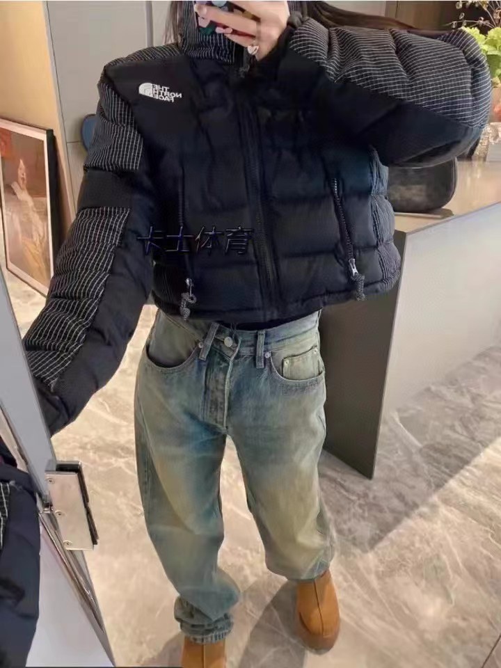 THE NORTH FACE/北面TNF 23FW RUSTA 女款高腰格子短款拼接羽绒服 上身效果#




 CX专供 纯原订单
【北面】羽绒服 短款 拼接格子！THE NORTH FACE/北面TNF 23FW RUSTA 女款高腰格子短款拼接羽绒服
实在是太火了，各明星网红穿搭爆款配合高腰裤显腿长 最适合女生穿搭的北面羽绒服
黑色百搭显瘦，立领设计渲染个性魅力，防风防寒，尽显舒适悠闲，拼接格子点晴细节加持恰如其分的时量感，彰显与众不同意趣格调。
设计理念：
The North Face"的字面含义为山的最寒冷、最艰难一面。它也是The North Face"的产品能够发挥功能的地方。 The North Face。一直致力支持去发现亲近自然。赞助探险家们去征服那些遥远的,人类尚不可触及的角落。 The North Face"的标识,取自于美国Yosemite优胜美地国家公园内的半圆页山Half Dome,这也是等岩爱好者们擎爬花岗石的终极目标。 
面料+特点：
✅三格采用RDS认证高品质700高蓬松鹅绒填充，保暖性能更出色，轻便不厚重，压缩后的蓬松度恢复特别好
✅ 全新进口百灵达绣花机定制万针电绣，采用进口7号针，进口绣线，保证每宇饱满、立体、清晰，可称最贵绣标！
✅拉链采用吉田YKK原厂定制，刻字清晰，质感完美顺滑，9000品质顶级ZP拉链 
✅340T高端羽绒服防跑绒材料 
✅高腰超短款设计，上身很精致，拒绝臃肿的冬天
✅整体成衣轻便保暖，凸显大长腿
工艺：
，三格采用RDS认证高品质700高蓬松鹅绒填充，保暖性能更出色，轻便不厚重，压缩后的蓬松度恢复特别好，全新进口百灵达绣花机定制万针电绣，采用进口7号针，进口绣线，保证每宇饱满、立体、清晰。短款才是今年的yyds 上身超级酷。
Size: S-L