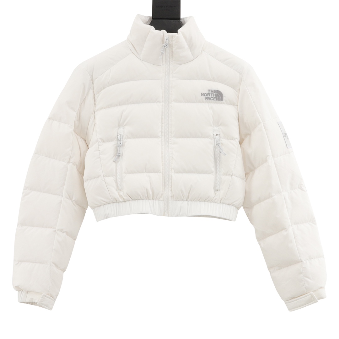 CX专供 纯原订单
【北面】羽绒服 短款 拼接格子！THE NORTH FACE/北面TNF 23FW RUSTA 女款高腰格子短款拼接羽绒服
实在是太火了，各明星网红穿搭爆款配合高腰裤显腿长 最适合女生穿搭的北面羽绒服
黑色百搭显瘦，立领设计渲染个性魅力，防风防寒，尽显舒适悠闲，拼接格子点晴细节加持恰如其分的时量感，彰显与众不同意趣格调。
设计理念：
The North Face"的字面含义为山的最寒冷、最艰难一面。它也是The North Face"的产品能够发挥功能的地方。 The North Face。一直致力支持去发现亲近自然。赞助探险家们去征服那些遥远的,人类尚不可触及的角落。 The North Face"的标识,取自于美国Yosemite优胜美地国家公园内的半圆页山Half Dome,这也是等岩爱好者们擎爬花岗石的终极目标。 
面料+特点：
✅三格采用RDS认证高品质700高蓬松鹅绒填充，保暖性能更出色，轻便不厚重，压缩后的蓬松度恢复特别好
✅ 全新进口百灵达绣花机定制万针电绣，采用进口7号针，进口绣线，保证每宇饱满、立体、清晰，可称最贵绣标！
✅拉链采用吉田YKK原厂定制，刻字清晰，质感完美顺滑，9000品质顶级ZP拉链 
✅340T高端羽绒服防跑绒材料 
✅高腰超短款设计，上身很精致，拒绝臃肿的冬天
✅整体成衣轻便保暖，凸显大长腿
工艺：
，三格采用RDS认证高品质700高蓬松鹅绒填充，保暖性能更出色，轻便不厚重，压缩后的蓬松度恢复特别好，全新进口百灵达绣花机定制万针电绣，采用进口7号针，进口绣线，保证每宇饱满、立体、清晰。短款才是今年的yyds 上身超级酷。
Size: S-L