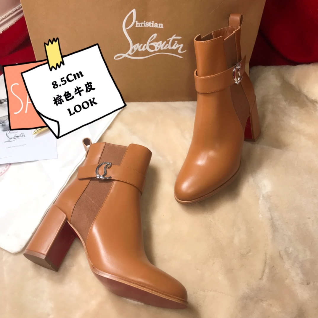 NO:336863,High-end customized autumn and winter boot series!  H8.5Cm, size 35-42. Genuine leather extended strips, layered leather heel. 319-13 brown cowhide, private buckle. Official website synchronization. Standard European code Reference:319-13 Color:brown Material:cowhide Lining:sheep leather Heel height:8.5Cm Sole:leather sole Size:EUR 35-42 (US 4-11):,,christian louboutin,boots,cowhide19860909高端订制 秋冬靴系列！ H8.5Cm,尺码35-42码.真皮延条大底,层皮跟.319－13棕色牛皮,私模扣.官网同步. 标准欧码 Reference:319－13 Color:brown Material:cowhide Lining:sheep leather Heel heigh:8.5Cm Sole:leather sole Size:EUR 35－42（US 4一11) :,,christian louboutin,boots,cowhide,Women's Shoes