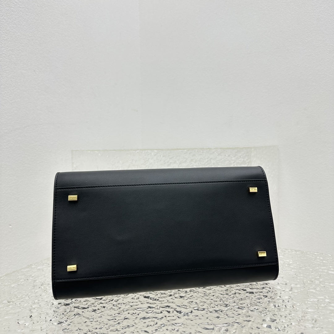 平纹黑Margaux12系列它来啦️品牌在极简设计上的功力线条干净尽管没有什么logo印花的加持但整体高