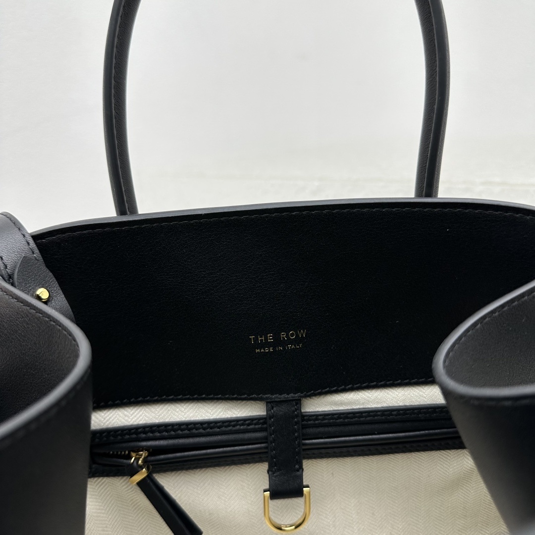 平纹黑Margaux12系列它来啦️品牌在极简设计上的功力线条干净尽管没有什么logo印花的加持但整体高