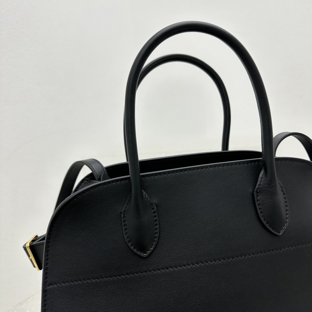 平纹黑Margaux12系列它来啦️品牌在极简设计上的功力线条干净尽管没有什么logo印花的加持但整体高