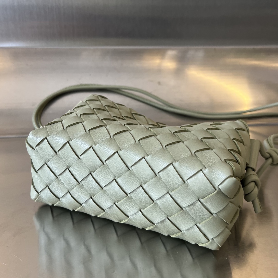 Кожаная сумка-камера с плетеным узором Bottega Veneta