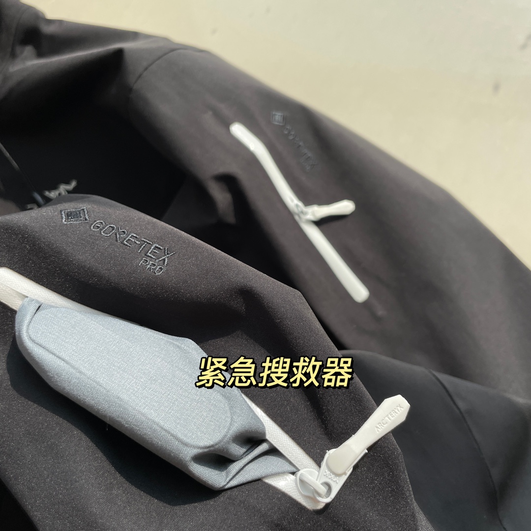 💰335  高版本 Arc'teryx 始祖鸟第六代阿尔法虎鲸配色户外防水硬壳无缝压胶冲锋衣拉链连帽夹克男女款 ( 注意⚠️防伪扣拆下不退换‼️ )标志性的Alpha SV夹克在恶劣高山环境中久经考验。执着使我们不断进步，我们与Gore紧密合作，开发出了性能更强大的Alpha SV夹克。 采用非常耐磨而透气的GORE-TEX PRO面料与超耐磨技术，搭配了持久耐磨的面料，可持久防风暴。微网眼里衬更耐磨而抗污染。里衬采用原液着色，这种工艺比传统染色工艺可节省大量资源。在最恶劣的环境中仍能保持信心，这款Alpha SV夹克设有内嵌式RECCO®反射器，有助于紧急搜救。头盔兼容StormHood™兜帽、腋下拉链和拼接结构可在山区地形中活动自如。
新款采用融合超耐磨技术的GORE-TEX PRO升级面料，设有RECCO®反射器和定制TPU拉链头。
技术特点 防水 防风 透气 高度耐磨 防撕裂
 结构 微缝头（1.6mm）减少累赘和重量 压胶高强度挂环
N100d超耐磨3L GORE-TEX PRO面料持久耐磨 采用GORE窄接缝带（8mm宽）
尺码：S     M    L    XL
尺寸推荐：S码可穿130斤以内，M码可穿160斤以内，L码可穿180斤以内，XL码可穿200斤以内。
【尺码表】
          S     M     L    XL
衣长74.5/77/79.5/82
胸围120/125/130/135
肩宽52 /54/56/58
袖长63/64/65/66
