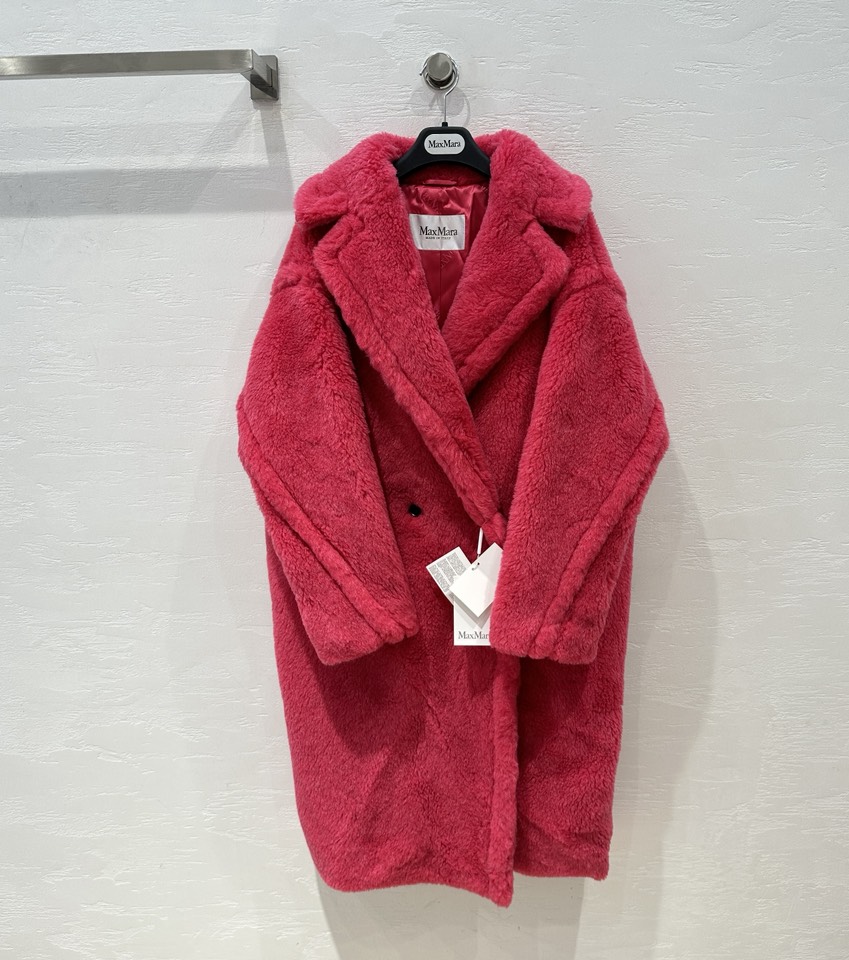 NO:721962,Hot item recommendation: The market’s exclusive and highest version of Max TeddyBear’s most classic and popular silhouette mid-length coat!  A coat that is popular among celebrity internet celebrities and ins bloggers!  The original version of the couple's model for men and women can be purchased for five figures. The large-profile version has inherent advantages. It is lazy and classy and does not choose anyone!  The Oversize silhouette is very tolerant to your figure, and the hem moves with your steps to highlight the aura of a queen!  The original customized version of the oversized airplane collar makes your face look smaller!  Japanese Bemberg lining, anti-snagging and anti-static, low-key luxury!  Original customized fabric imported 84 camel velvet, 12 mulberry silk, 4 camel hair!  Light as a cloud yet warm!  Natural horn buckle!  Crystal clear and more precious!  Perfect workmanship depends on the details, complete with three-standard dust-proof bag packaging!  XS/S/M. S size bust 130, dropped shoulder sleeve length 71, dress length 108, Maxmara-Clothing,19860909爆单推荐市场独家最高版本Max TeddyBear最经典最火爆的廓形中长款大衣！各路明星网红ins博主热衷的一款大衣！男女同款情侣款原版五位数购入开版大轮廓的版型,有着与生俱来的优势,慵懒有范儿不挑人！Over size大廓形对身材包容性极大,衣摆随步伐而动凸显女王气场！原版定制版型超大飞机领,显得脸更小！日本宾霸里布,防勾丝防静电,低调中的奢华！原版定制面料进口84骆驼绒12桑蚕丝4骆驼毛！轻如云朵又保暖！天然牛角扣！晶莹透亮更加珍贵！完美做工品质看细节,三标齐全防尘袋包装！XS/S/M. S码胸围130,落肩袖长71,衣长108,麦丝玛拉-服装,,Women's clothing