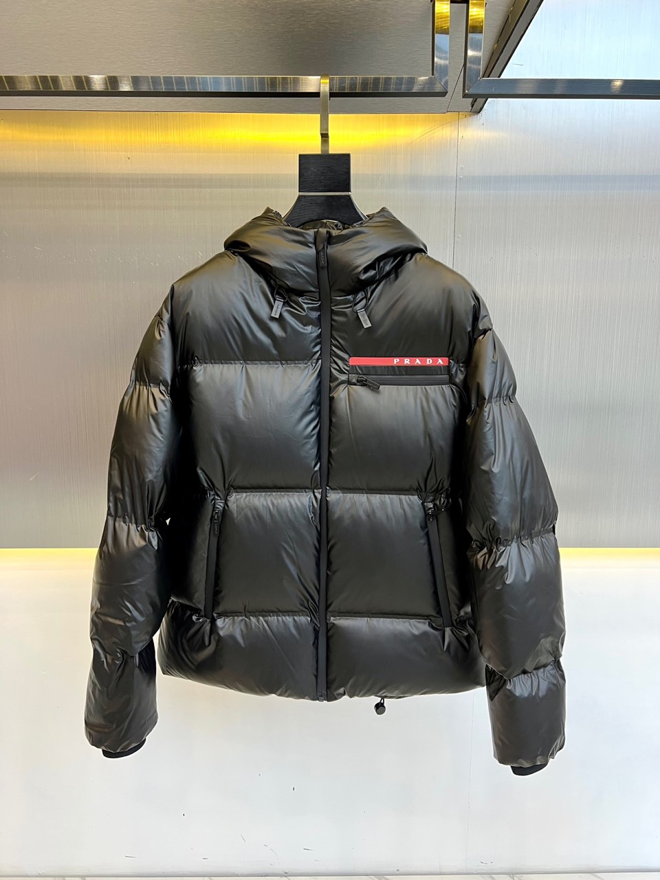 NO:541197,Praa Prada, classic hooded red label series short down jacket, this down jacket has extremely excellent waterproof and breathable properties, resisting the corrosion of outdoor cold wind and rain. The fabric feels unrivaled, very soft, smooth and shiny! It can bring you a comfortable wearing experience! The inner filling contains 90% of the duck down, and has undergone strict selection process. Its fluffy and elasticity are extremely superior, and the cold resistance is unquestionable!  The casual and fashionable attitude is full of security. The red mark on the chest is super bright. The top-quality white goose down is strictly selected, which exceeds the conventional fluffy and warmth. The lightweight bonded nylon technology fabric has high-tech properties such as windproof, wear resistance, waterproof and breathable. It is a multi-functional technology fabric. The white is gentle and easy to control. The white of grandma is very pleasing. The overall minimalist design of the same color filters is unnecessary and cumbersome, and it is stable and high-end!  S-XXL (model 173, 143 catties upper body M size), prada, prada, down jacket, hats, alexander wang19860909Praa普拉达、经典款连帽红标系列短款羽绒服,此款羽绒服拥有极为优越的防水透气性,抵挡户外寒风雨水的侵蚀,面料触感更是无人能敌非常的柔软爽滑有光泽!能给你带来舒适的穿着体验!内里填充物含绒量90％鸭绒,均经过严格的挑选工序.其蓬松感与与回弹性都极为优越,御寒性能更是毋庸置疑！休闲不乏时髦态度满满的安全感.胸前红标撞色超亮眼.严选高标级别的顶配白鹅绒,超越常规的蓬松度及保暖性.轻质粘合尼龙科技面料具有防风、耐磨、防水和透气等高科技性能,是一款多功能科技面料.白色温柔好驾驭奶奶的白色很讨喜,整体极简同色设计过滤多余繁琐,稳稳的高级！S-XXL（模特173,143斤上身M码）,,prada,prada,down jacket,hats,alexander wang,Men's clothing