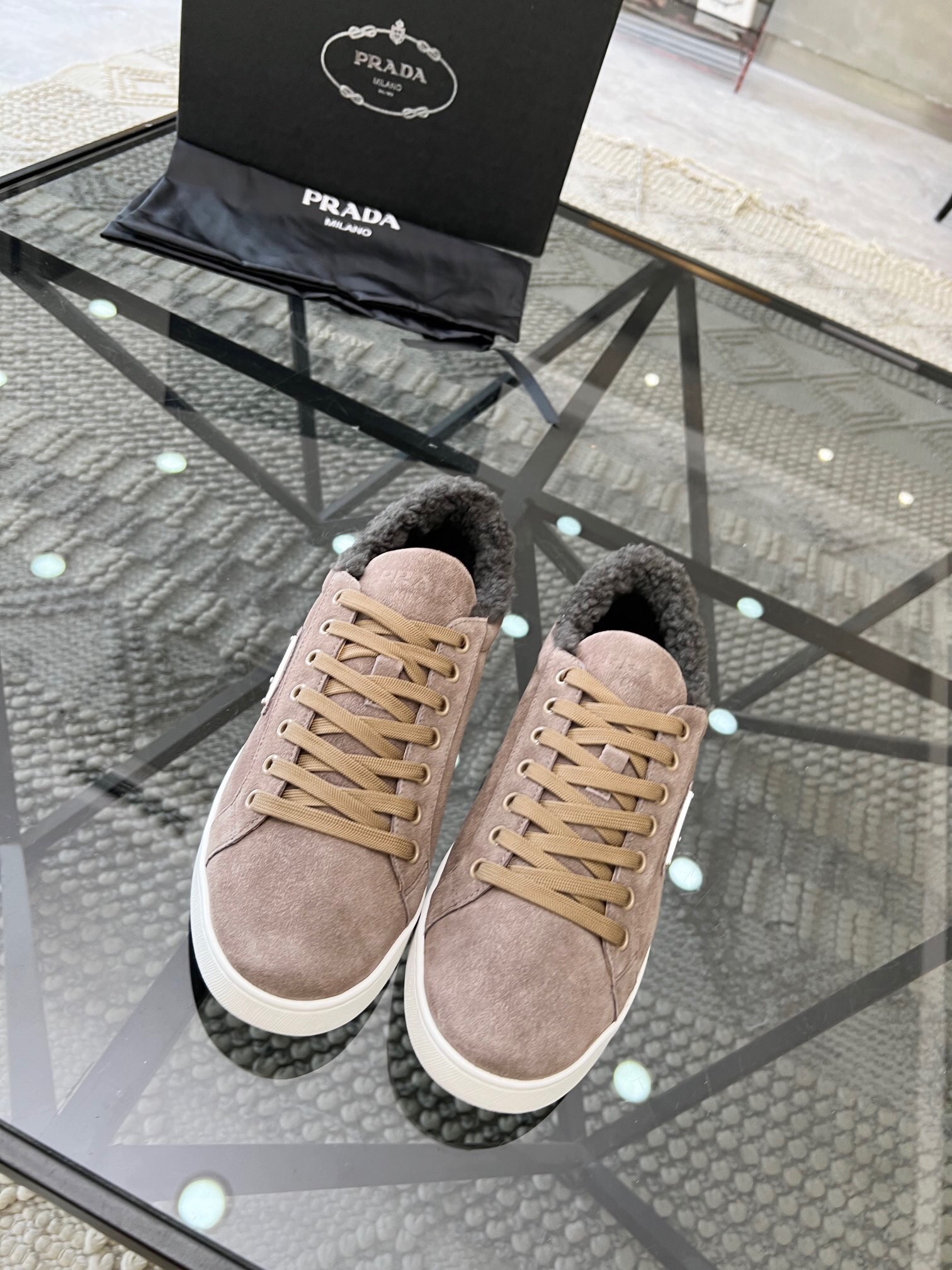 NO:216356,Brand PRADA color original color matching Number 39-44 standard code Price Material Prada new style casual shoes Super high quality luxury material selection upper is made of imported original cowhide   wool inner pure handmade for comfortable wearing experience Original TPU rubber sole, Prada, prada, prada, cowhide19860909品牌PRADA 颜色原版配色 码数39-44标准码 价格 材质普拉达新款 休闲鞋超高品质奢华选材鞋面采用进口原版牛皮 羊毛内里纯手工打造只为舒适的穿着体验原版TPU橡胶大底,普拉达,prada,prada,cowhide,Men's shoes