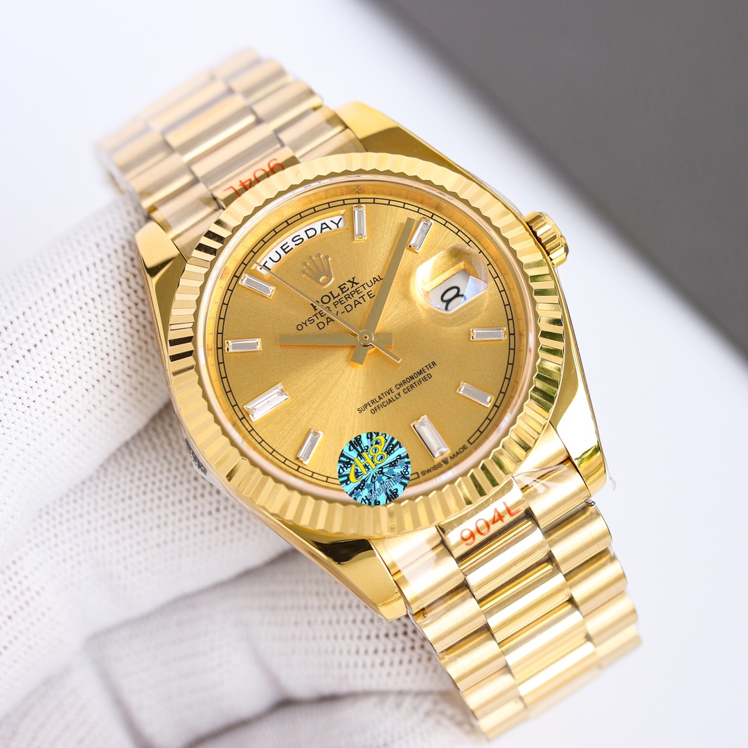 白壳1200 金壳1250
EW劳力士星期日志型40
1⃣️ 蓝宝石镜面，日历2.5倍放大镜，效果同步原版。
2⃣️蚝式表壳结构，一体中层表壳，旋入式底盖及上链表冠。
3⃣️结构尺寸厚度同步原装，直径40毫米，厚度为12毫米。
4⃣️搭载2836自动上链机芯，快调瞬跳星期日历、做到调时、厚度、结构同步原版
5⃣️顶级做工，每条表带与表耳完美契合，给予手腕最高的舒适度；
每个极致的细节都是EW工厂匠心开发的诚意！A8出品