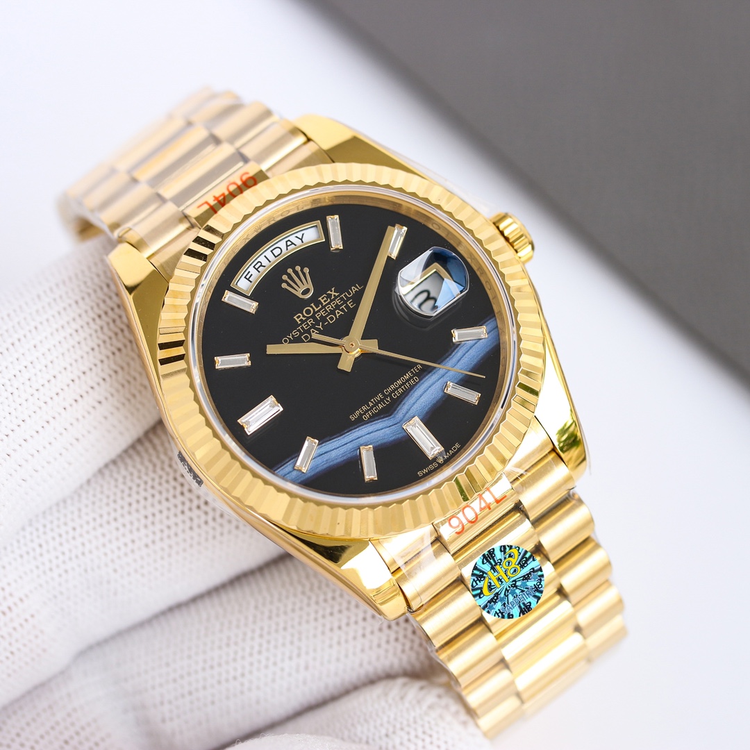 白壳1200 金壳1250
EW劳力士星期日志型40
1⃣️ 蓝宝石镜面，日历2.5倍放大镜，效果同步原版。
2⃣️蚝式表壳结构，一体中层表壳，旋入式底盖及上链表冠。
3⃣️结构尺寸厚度同步原装，直径40毫米，厚度为12毫米。
4⃣️搭载2836自动上链机芯，快调瞬跳星期日历、做到调时、厚度、结构同步原版
5⃣️顶级做工，每条表带与表耳完美契合，给予手腕最高的舒适度；
每个极致的细节都是EW工厂匠心开发的诚意！A8出品
