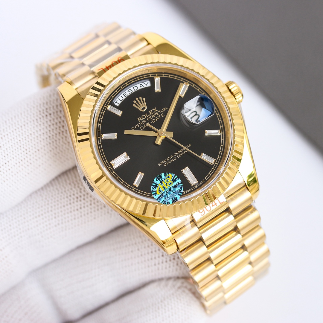 白壳1200 金壳1250
EW劳力士星期日志型40
1⃣️ 蓝宝石镜面，日历2.5倍放大镜，效果同步原版。
2⃣️蚝式表壳结构，一体中层表壳，旋入式底盖及上链表冠。
3⃣️结构尺寸厚度同步原装，直径40毫米，厚度为12毫米。
4⃣️搭载2836自动上链机芯，快调瞬跳星期日历、做到调时、厚度、结构同步原版
5⃣️顶级做工，每条表带与表耳完美契合，给予手腕最高的舒适度；
每个极致的细节都是EW工厂匠心开发的诚意！A8出品