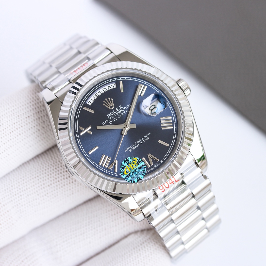 白壳1200 金壳1250
EW劳力士星期日志型40
1⃣️ 蓝宝石镜面，日历2.5倍放大镜，效果同步原版。
2⃣️蚝式表壳结构，一体中层表壳，旋入式底盖及上链表冠。
3⃣️结构尺寸厚度同步原装，直径40毫米，厚度为12毫米。
4⃣️搭载2836自动上链机芯，快调瞬跳星期日历、做到调时、厚度、结构同步原版
5⃣️顶级做工，每条表带与表耳完美契合，给予手腕最高的舒适度；
每个极致的细节都是EW工厂匠心开发的诚意！A8出品