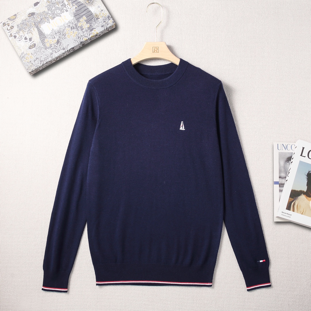 NO:626829,TB/Tom Brown autumn and winter fashion round-neck wool sweater. The pattern is combined with the custom-woven pattern of human body aesthetics, making it more comfortable and attractive to wear.  The fabric material is imported Australian merino pure wool blended yarn. The fabric woven with it is delicate, soft, considerate and comfortable. It not only has excellent warmth and moisture absorption function, but also has moderate stretch and tension, high density, soft and delicate, extraordinary suppleness and softness, thick and warm, self-evident comfort, skin-friendly and non-prickly, and the products made can better reflect the luxurious temperament.  The overall form design of the design point perfectly follows the tone of Tom Brown's modern minimalism, interpreting urban noble fashion to the extreme. The classic red, blue and white elements are cleverly embellished on the hem and sleeves. It is a soul-like embellishment that highlights the brand's characteristics. The overall shape is clean and neat, and the upper body can easily highlight the temperament and fashion sense. It is both capable and handsome but also casual and comfortable!  The latest sailing elements of the season are perfectly interpreted, and are presented on the chest in the form of embroidery. The recognition is very clear, highlighting the overall sense of luxury and high-end!  The upper body effect is excellent, and it can be mixed and matched for commuting or leisure. It is very stunning whether worn inside or alone. There is no age limit. It can interpret a super stylish urban elite feeling. It is a fashionable item with high controllability!  Color: dark blue!  Sizes M-3XL!  Size 50, shoulder width 43, bust 102, sleeve length 61.5, dress length 68,,thom browne,sweaters,alexander wang19860909TB/汤姆*布朗秋冬时装款圆领羊毛毛衣. 版型结合人体美学的定织版型,使穿着更具舒适性和观赏性. 面料材质甄选进口澳洲美丽诺纯羊毛混纺纱织,用其织出的面料,细致、柔软、体贴、舒适.不仅具有极好的保暖吸湿功能,而且亦具有伸缩适度的张力,高密度且软糯细腻,超凡的柔顺度和柔肤性,厚实保暖,舒适度不言而喻,亲肤无扎刺感,制成的产品更能体现华贵的气质. 设计点整体的形态设计,完美沿袭了汤姆*布朗现代极简主义基调,将都市高贵时尚阐释到极致,经典的红蓝白元素,巧妙点缀于下摆袖子处,属于灵魂式的点缀,凸显了品牌特质,整体的造型干净利落,上身极易凸显气质和时髦感,即干练帅气亦随性惬意！当季最新的帆船元素得到完美诠释,以刺绣体形态呈现胸前,辨识度非常鲜明,凸显出整体的轻奢与高级感！ 上身效果出色,即通勤亦休闲混搭,无论内搭还是单穿都非常惊艳,无年龄层次限定,可以诠释出超具型格的都市精英感,属于驾驭度极高的时髦单品！ 颜色:深蓝色！ 尺码M-3XL！ 50码 肩宽43 胸围102 袖长61.5 衣长68,,thom browne,sweaters,alexander wang,Men's clothing