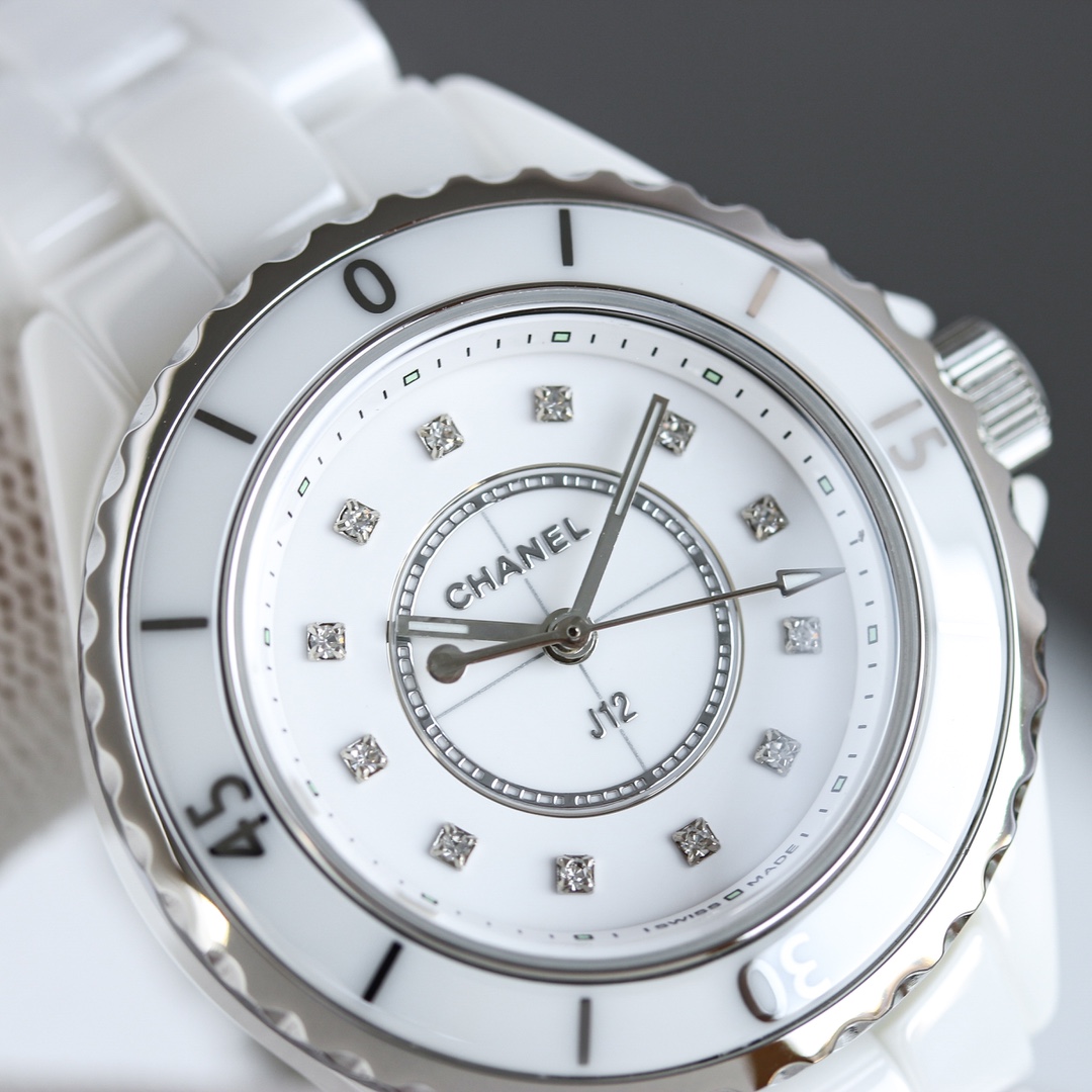 统一价:1300
Tw超级陶瓷新品——香奈儿J12系列33mm腕表!女神福利,匠心之作 年度巨制!
《最新版本细节》
1⃣️表壳尺寸而原版一致,采用33mm表劲!
2⃣️高密度钢化陶瓷材质铸造而成,质地轻 抗磨损 不过敏 不褪色。温润如玉的外观颜色无限接近原版!
3⃣️圆角抛光的表壳以及链节略微延长的全新表链设计突显整体造型更加纤巧灵动
4⃣️表圈上的数字与时标刻度的字体经过重新设计,更显纤美动人
5⃣️内圈的计时刻度更加精细,增添时标设计
6⃣️指针采取时针与分针同宽设计、更为精致纤巧
7⃣️表针、內圈覆有Superluminova超级夜光涂层
8⃣️密底改造为背透设计、透过底部透视玻璃,香奈儿专属CALIBER12.2自动上链机械机芯一览无余,更显价值。A8出品
