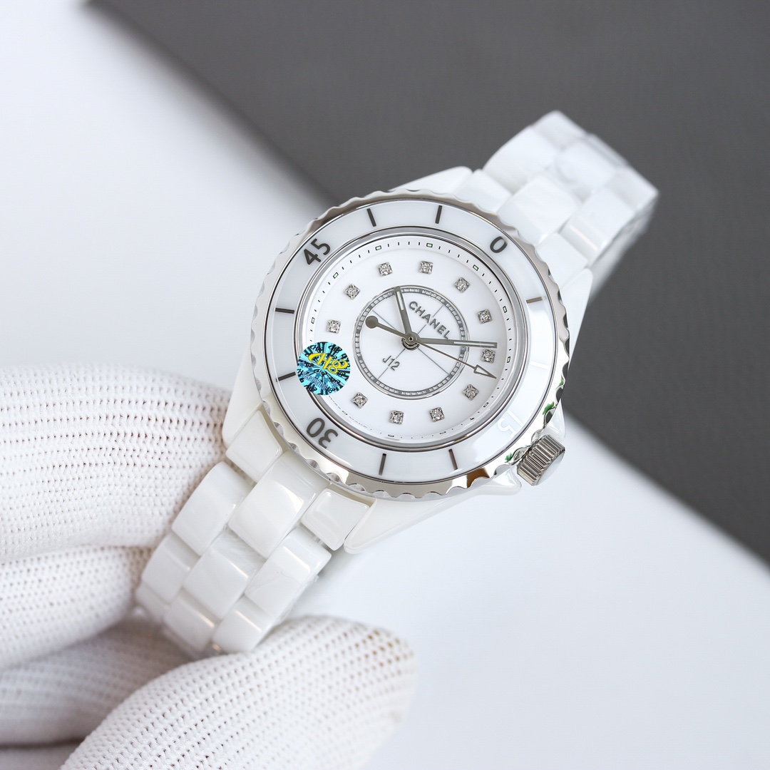 统一价:1300
Tw超级陶瓷新品——香奈儿J12系列33mm腕表!女神福利,匠心之作 年度巨制!
《最新版本细节》
1⃣️表壳尺寸而原版一致,采用33mm表劲!
2⃣️高密度钢化陶瓷材质铸造而成,质地轻 抗磨损 不过敏 不褪色。温润如玉的外观颜色无限接近原版!
3⃣️圆角抛光的表壳以及链节略微延长的全新表链设计突显整体造型更加纤巧灵动
4⃣️表圈上的数字与时标刻度的字体经过重新设计,更显纤美动人
5⃣️内圈的计时刻度更加精细,增添时标设计
6⃣️指针采取时针与分针同宽设计、更为精致纤巧
7⃣️表针、內圈覆有Superluminova超级夜光涂层
8⃣️密底改造为背透设计、透过底部透视玻璃,香奈儿专属CALIBER12.2自动上链机械机芯一览无余,更显价值。A8出品
