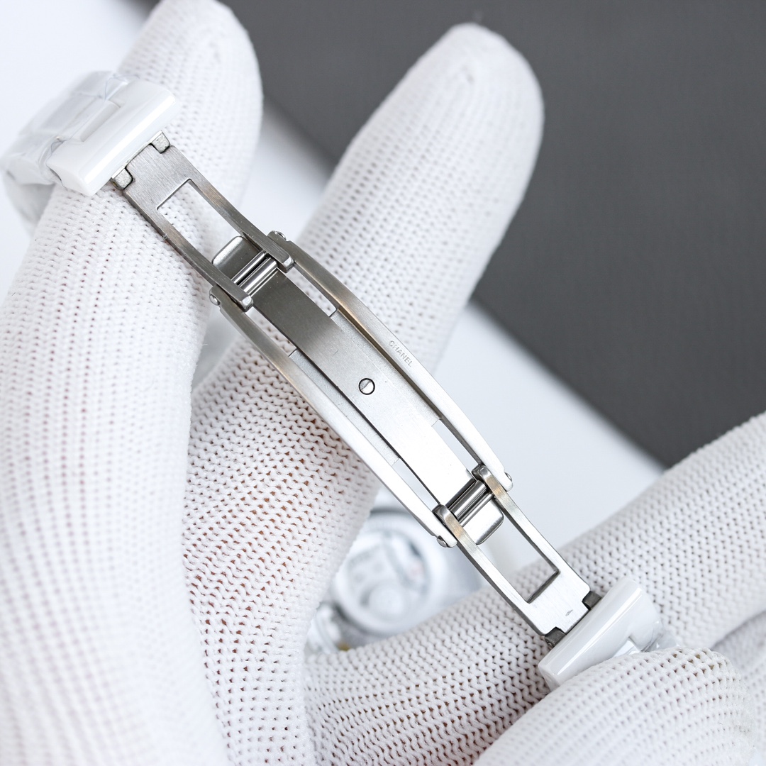 统一价:1300
Tw超级陶瓷新品——香奈儿J12系列33mm腕表!女神福利,匠心之作 年度巨制!
《最新版本细节》
1⃣️表壳尺寸而原版一致,采用33mm表劲!
2⃣️高密度钢化陶瓷材质铸造而成,质地轻 抗磨损 不过敏 不褪色。温润如玉的外观颜色无限接近原版!
3⃣️圆角抛光的表壳以及链节略微延长的全新表链设计突显整体造型更加纤巧灵动
4⃣️表圈上的数字与时标刻度的字体经过重新设计,更显纤美动人
5⃣️内圈的计时刻度更加精细,增添时标设计
6⃣️指针采取时针与分针同宽设计、更为精致纤巧
7⃣️表针、內圈覆有Superluminova超级夜光涂层
8⃣️密底改造为背透设计、透过底部透视玻璃,香奈儿专属CALIBER12.2自动上链机械机芯一览无余,更显价值。A8出品