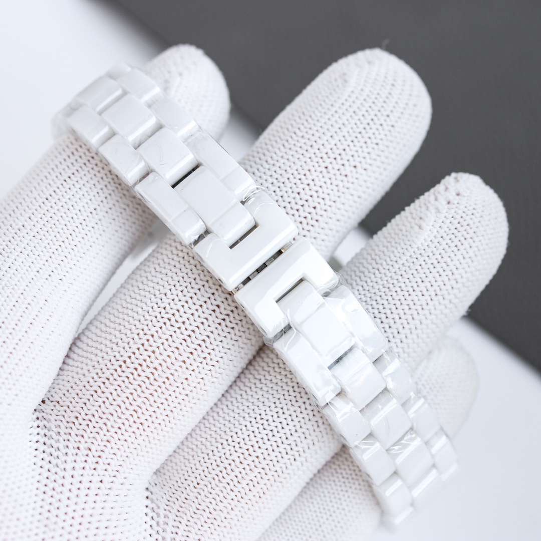 统一价:1300
Tw超级陶瓷新品——香奈儿J12系列33mm腕表!女神福利,匠心之作 年度巨制!
《最新版本细节》
1⃣️表壳尺寸而原版一致,采用33mm表劲!
2⃣️高密度钢化陶瓷材质铸造而成,质地轻 抗磨损 不过敏 不褪色。温润如玉的外观颜色无限接近原版!
3⃣️圆角抛光的表壳以及链节略微延长的全新表链设计突显整体造型更加纤巧灵动
4⃣️表圈上的数字与时标刻度的字体经过重新设计,更显纤美动人
5⃣️内圈的计时刻度更加精细,增添时标设计
6⃣️指针采取时针与分针同宽设计、更为精致纤巧
7⃣️表针、內圈覆有Superluminova超级夜光涂层
8⃣️密底改造为背透设计、透过底部透视玻璃,香奈儿专属CALIBER12.2自动上链机械机芯一览无余,更显价值。A8出品