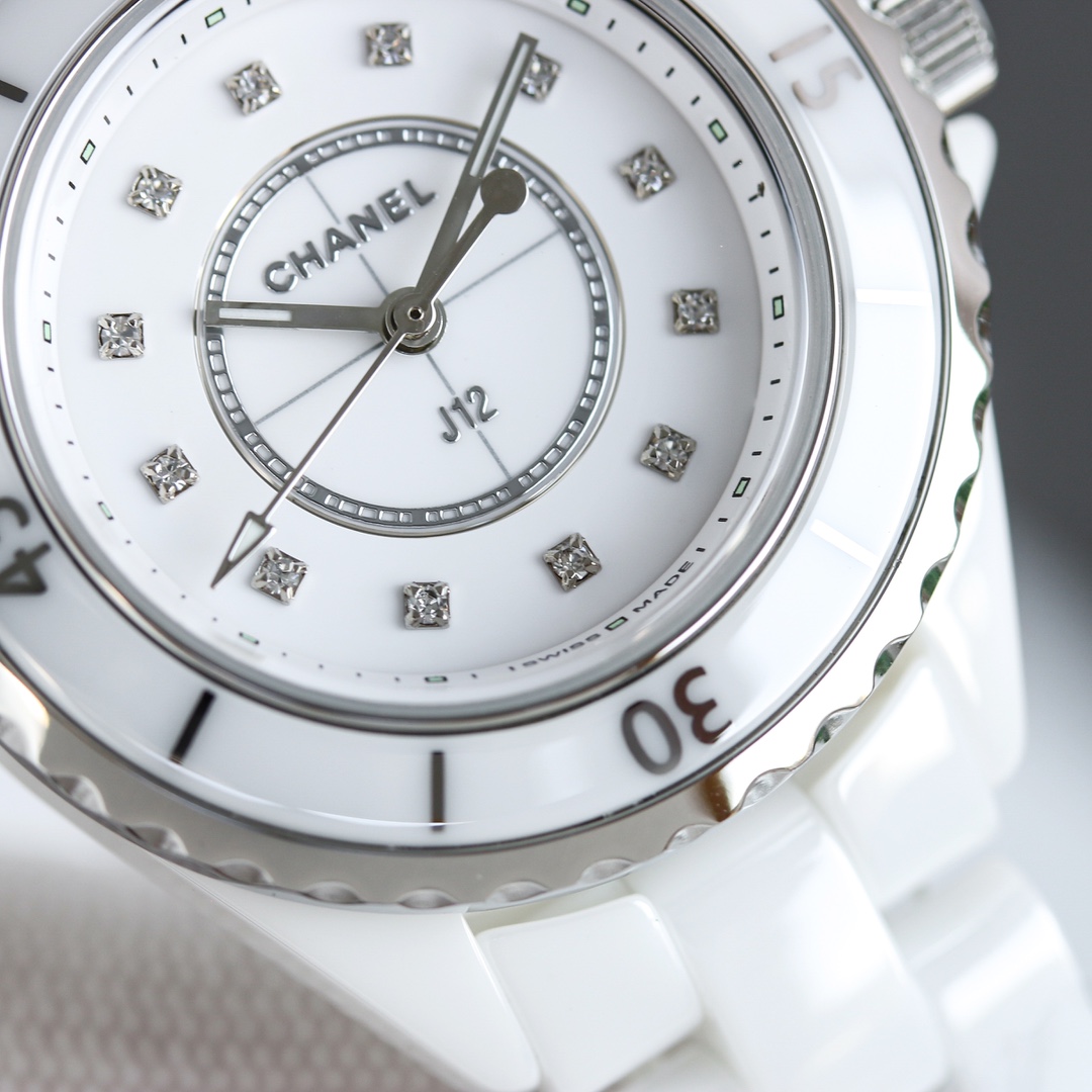 统一价:1300
Tw超级陶瓷新品——香奈儿J12系列33mm腕表!女神福利,匠心之作 年度巨制!
《最新版本细节》
1⃣️表壳尺寸而原版一致,采用33mm表劲!
2⃣️高密度钢化陶瓷材质铸造而成,质地轻 抗磨损 不过敏 不褪色。温润如玉的外观颜色无限接近原版!
3⃣️圆角抛光的表壳以及链节略微延长的全新表链设计突显整体造型更加纤巧灵动
4⃣️表圈上的数字与时标刻度的字体经过重新设计,更显纤美动人
5⃣️内圈的计时刻度更加精细,增添时标设计
6⃣️指针采取时针与分针同宽设计、更为精致纤巧
7⃣️表针、內圈覆有Superluminova超级夜光涂层
8⃣️密底改造为背透设计、透过底部透视玻璃,香奈儿专属CALIBER12.2自动上链机械机芯一览无余,更显价值。A8出品