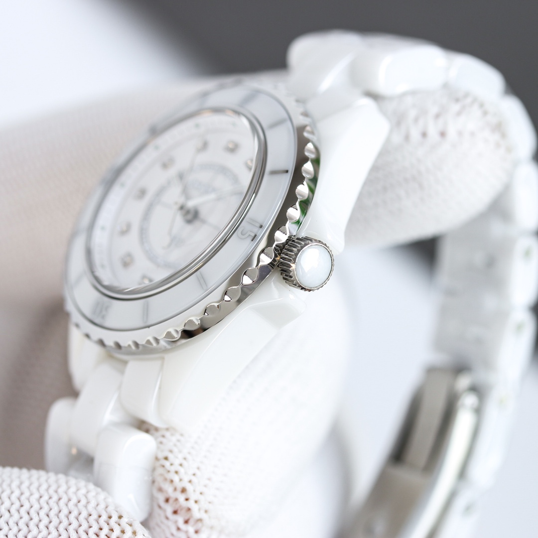 统一价:1300
Tw超级陶瓷新品——香奈儿J12系列33mm腕表!女神福利,匠心之作 年度巨制!
《最新版本细节》
1⃣️表壳尺寸而原版一致,采用33mm表劲!
2⃣️高密度钢化陶瓷材质铸造而成,质地轻 抗磨损 不过敏 不褪色。温润如玉的外观颜色无限接近原版!
3⃣️圆角抛光的表壳以及链节略微延长的全新表链设计突显整体造型更加纤巧灵动
4⃣️表圈上的数字与时标刻度的字体经过重新设计,更显纤美动人
5⃣️内圈的计时刻度更加精细,增添时标设计
6⃣️指针采取时针与分针同宽设计、更为精致纤巧
7⃣️表针、內圈覆有Superluminova超级夜光涂层
8⃣️密底改造为背透设计、透过底部透视玻璃,香奈儿专属CALIBER12.2自动上链机械机芯一览无余,更显价值。A8出品