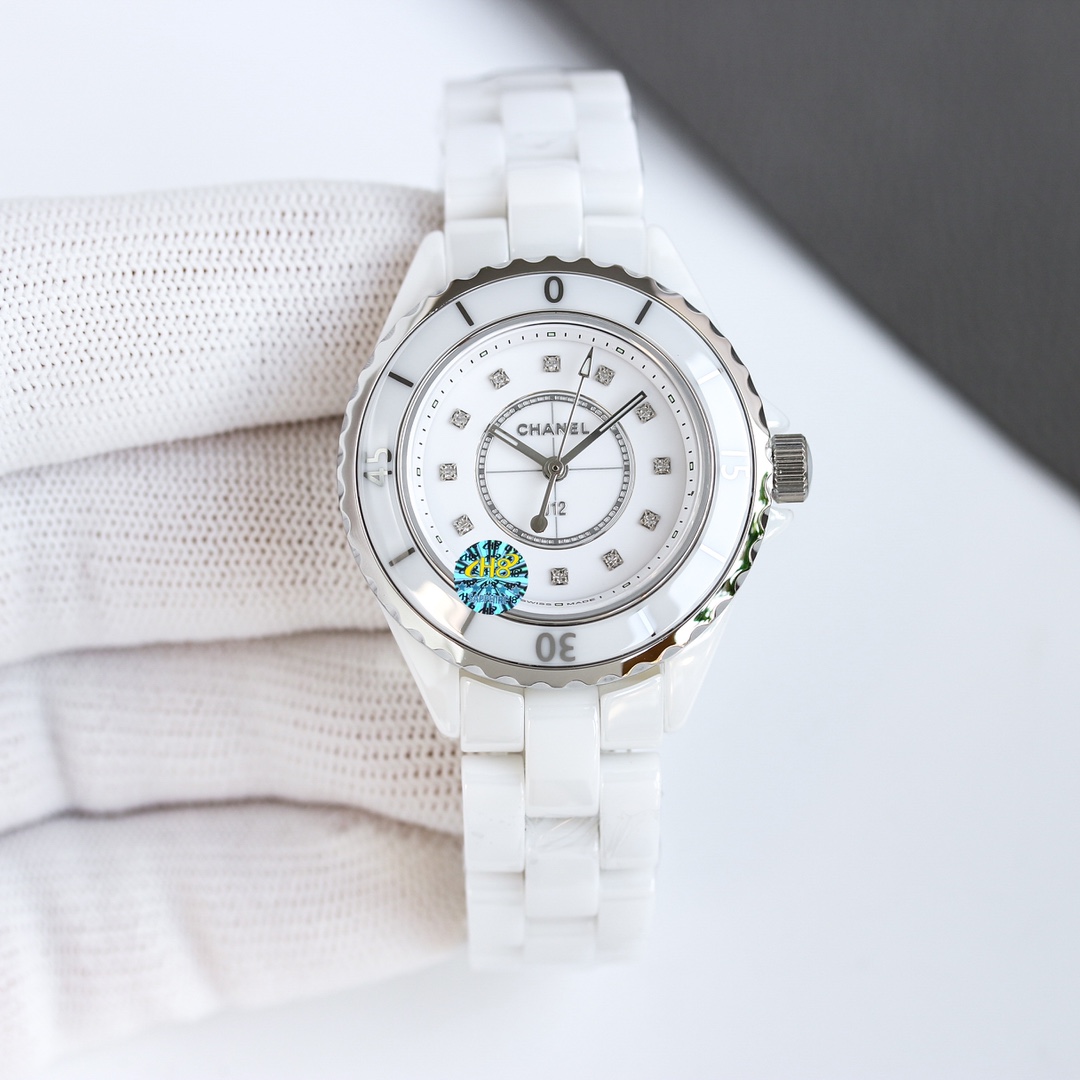 统一价:1300
Tw超级陶瓷新品——香奈儿J12系列33mm腕表!女神福利,匠心之作 年度巨制!
《最新版本细节》
1⃣️表壳尺寸而原版一致,采用33mm表劲!
2⃣️高密度钢化陶瓷材质铸造而成,质地轻 抗磨损 不过敏 不褪色。温润如玉的外观颜色无限接近原版!
3⃣️圆角抛光的表壳以及链节略微延长的全新表链设计突显整体造型更加纤巧灵动
4⃣️表圈上的数字与时标刻度的字体经过重新设计,更显纤美动人
5⃣️内圈的计时刻度更加精细,增添时标设计
6⃣️指针采取时针与分针同宽设计、更为精致纤巧
7⃣️表针、內圈覆有Superluminova超级夜光涂层
8⃣️密底改造为背透设计、透过底部透视玻璃,香奈儿专属CALIBER12.2自动上链机械机芯一览无余,更显价值。A8出品