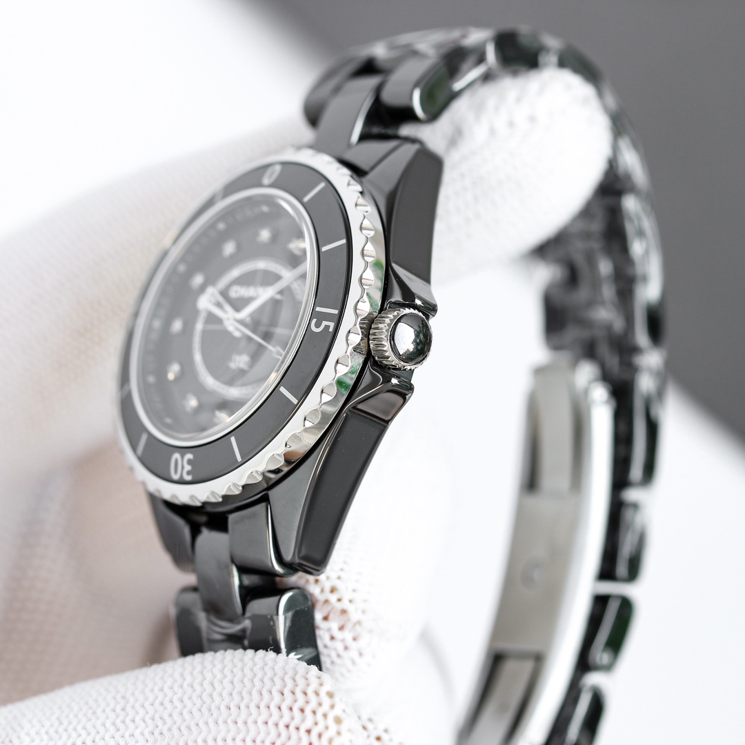统一价:1300
Tw超级陶瓷新品——香奈儿J12系列33mm腕表!女神福利,匠心之作 年度巨制!
《最新版本细节》
1⃣️表壳尺寸而原版一致,采用33mm表劲!
2⃣️高密度钢化陶瓷材质铸造而成,质地轻 抗磨损 不过敏 不褪色。温润如玉的外观颜色无限接近原版!
3⃣️圆角抛光的表壳以及链节略微延长的全新表链设计突显整体造型更加纤巧灵动
4⃣️表圈上的数字与时标刻度的字体经过重新设计,更显纤美动人
5⃣️内圈的计时刻度更加精细,增添时标设计
6⃣️指针采取时针与分针同宽设计、更为精致纤巧
7⃣️表针、內圈覆有Superluminova超级夜光涂层
8⃣️密底改造为背透设计、透过底部透视玻璃,香奈儿专属CALIBER12.2自动上链机械机芯一览无余,更显价值。A8出品