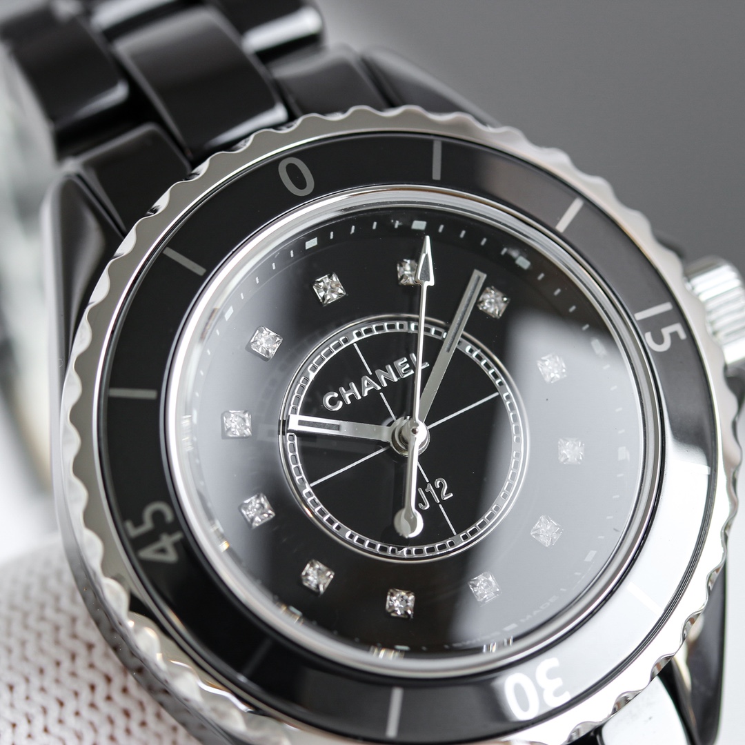 统一价:1300
Tw超级陶瓷新品——香奈儿J12系列33mm腕表!女神福利,匠心之作 年度巨制!
《最新版本细节》
1⃣️表壳尺寸而原版一致,采用33mm表劲!
2⃣️高密度钢化陶瓷材质铸造而成,质地轻 抗磨损 不过敏 不褪色。温润如玉的外观颜色无限接近原版!
3⃣️圆角抛光的表壳以及链节略微延长的全新表链设计突显整体造型更加纤巧灵动
4⃣️表圈上的数字与时标刻度的字体经过重新设计,更显纤美动人
5⃣️内圈的计时刻度更加精细,增添时标设计
6⃣️指针采取时针与分针同宽设计、更为精致纤巧
7⃣️表针、內圈覆有Superluminova超级夜光涂层
8⃣️密底改造为背透设计、透过底部透视玻璃,香奈儿专属CALIBER12.2自动上链机械机芯一览无余,更显价值。A8出品