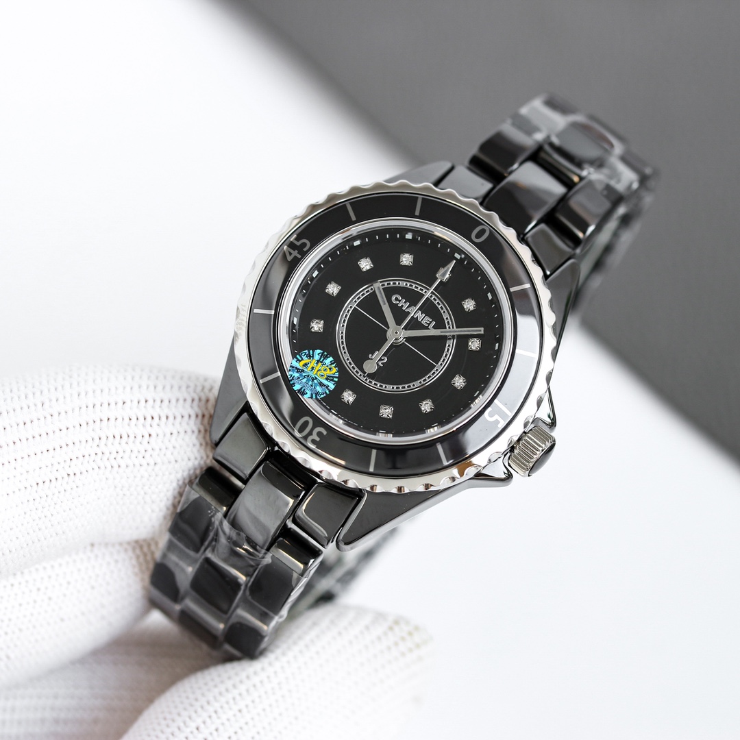 统一价:1300
Tw超级陶瓷新品——香奈儿J12系列33mm腕表!女神福利,匠心之作 年度巨制!
《最新版本细节》
1⃣️表壳尺寸而原版一致,采用33mm表劲!
2⃣️高密度钢化陶瓷材质铸造而成,质地轻 抗磨损 不过敏 不褪色。温润如玉的外观颜色无限接近原版!
3⃣️圆角抛光的表壳以及链节略微延长的全新表链设计突显整体造型更加纤巧灵动
4⃣️表圈上的数字与时标刻度的字体经过重新设计,更显纤美动人
5⃣️内圈的计时刻度更加精细,增添时标设计
6⃣️指针采取时针与分针同宽设计、更为精致纤巧
7⃣️表针、內圈覆有Superluminova超级夜光涂层
8⃣️密底改造为背透设计、透过底部透视玻璃,香奈儿专属CALIBER12.2自动上链机械机芯一览无余,更显价值。A8出品