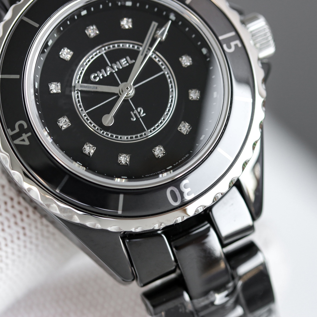 统一价:1300
Tw超级陶瓷新品——香奈儿J12系列33mm腕表!女神福利,匠心之作 年度巨制!
《最新版本细节》
1⃣️表壳尺寸而原版一致,采用33mm表劲!
2⃣️高密度钢化陶瓷材质铸造而成,质地轻 抗磨损 不过敏 不褪色。温润如玉的外观颜色无限接近原版!
3⃣️圆角抛光的表壳以及链节略微延长的全新表链设计突显整体造型更加纤巧灵动
4⃣️表圈上的数字与时标刻度的字体经过重新设计,更显纤美动人
5⃣️内圈的计时刻度更加精细,增添时标设计
6⃣️指针采取时针与分针同宽设计、更为精致纤巧
7⃣️表针、內圈覆有Superluminova超级夜光涂层
8⃣️密底改造为背透设计、透过底部透视玻璃,香奈儿专属CALIBER12.2自动上链机械机芯一览无余,更显价值。A8出品
