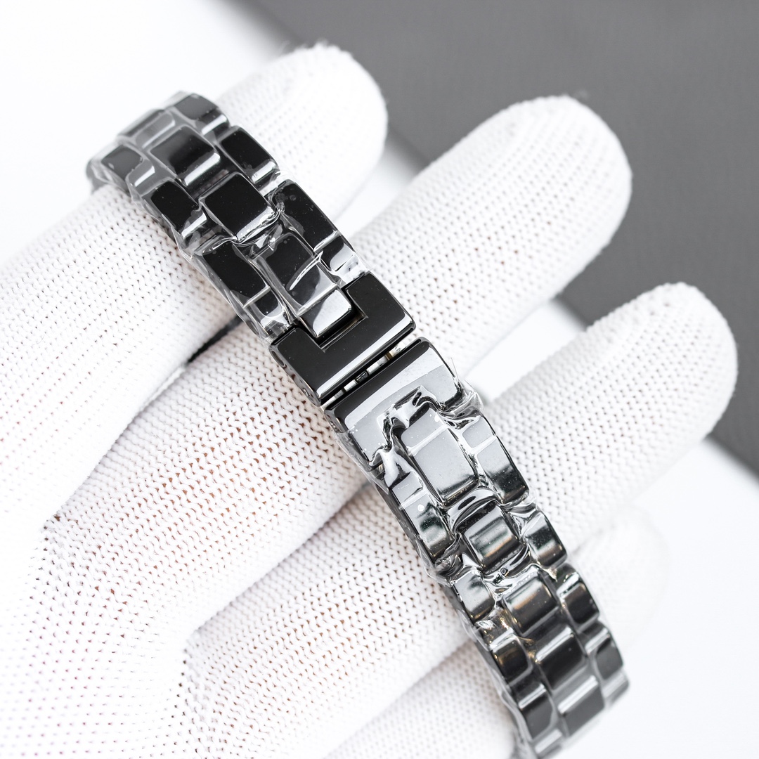 统一价:1300
Tw超级陶瓷新品——香奈儿J12系列33mm腕表!女神福利,匠心之作 年度巨制!
《最新版本细节》
1⃣️表壳尺寸而原版一致,采用33mm表劲!
2⃣️高密度钢化陶瓷材质铸造而成,质地轻 抗磨损 不过敏 不褪色。温润如玉的外观颜色无限接近原版!
3⃣️圆角抛光的表壳以及链节略微延长的全新表链设计突显整体造型更加纤巧灵动
4⃣️表圈上的数字与时标刻度的字体经过重新设计,更显纤美动人
5⃣️内圈的计时刻度更加精细,增添时标设计
6⃣️指针采取时针与分针同宽设计、更为精致纤巧
7⃣️表针、內圈覆有Superluminova超级夜光涂层
8⃣️密底改造为背透设计、透过底部透视玻璃,香奈儿专属CALIBER12.2自动上链机械机芯一览无余,更显价值。A8出品