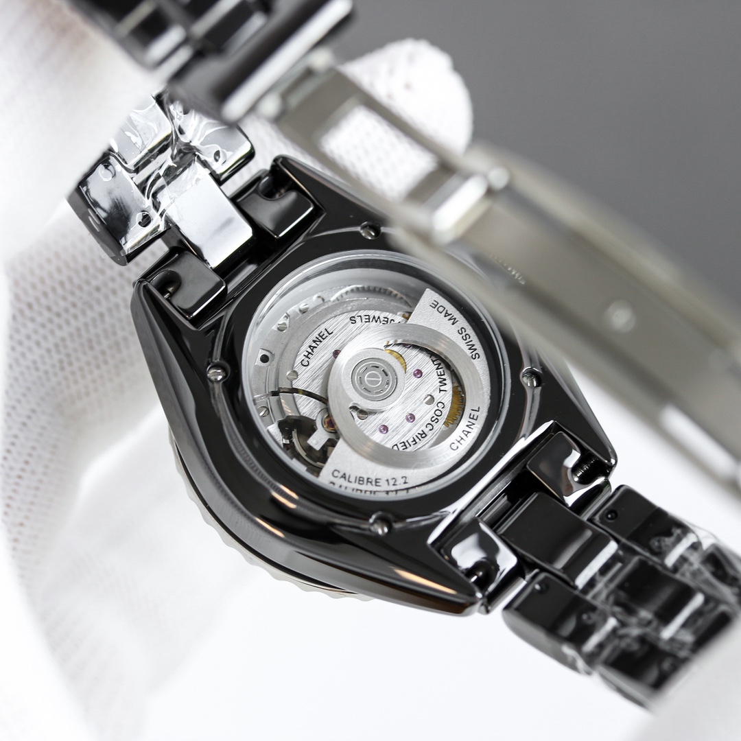 统一价:1300
Tw超级陶瓷新品——香奈儿J12系列33mm腕表!女神福利,匠心之作 年度巨制!
《最新版本细节》
1⃣️表壳尺寸而原版一致,采用33mm表劲!
2⃣️高密度钢化陶瓷材质铸造而成,质地轻 抗磨损 不过敏 不褪色。温润如玉的外观颜色无限接近原版!
3⃣️圆角抛光的表壳以及链节略微延长的全新表链设计突显整体造型更加纤巧灵动
4⃣️表圈上的数字与时标刻度的字体经过重新设计,更显纤美动人
5⃣️内圈的计时刻度更加精细,增添时标设计
6⃣️指针采取时针与分针同宽设计、更为精致纤巧
7⃣️表针、內圈覆有Superluminova超级夜光涂层
8⃣️密底改造为背透设计、透过底部透视玻璃,香奈儿专属CALIBER12.2自动上链机械机芯一览无余,更显价值。A8出品