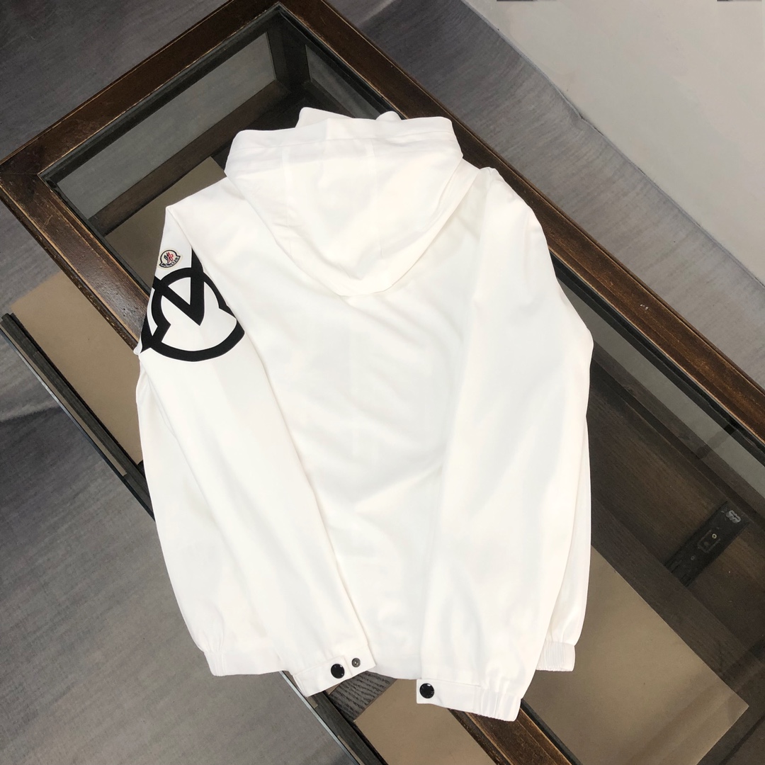  Moncler 蒙口 夹克 风衣 外套！上身柔软舒适，防风防雨并且超级轻盈！手臂印有最新品牌印花～款式