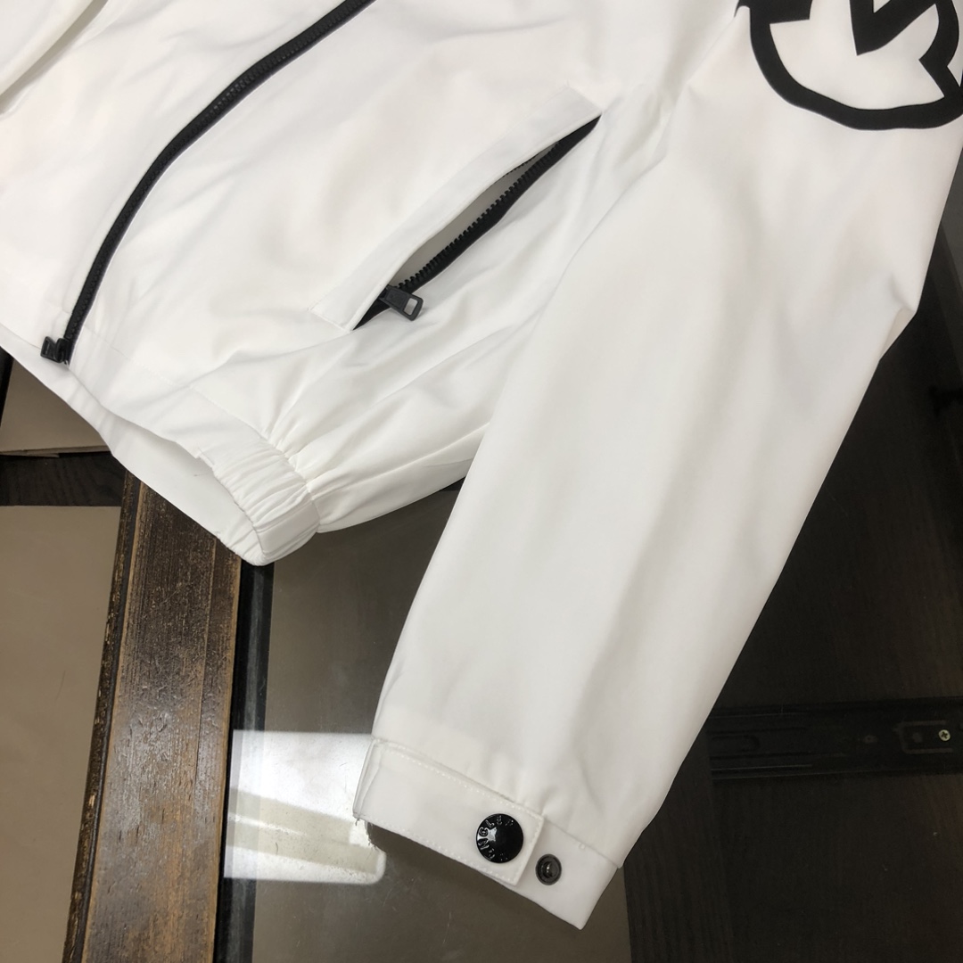 Moncler 蒙口 夹克 风衣 外套！上身柔软舒适，防风防雨并且超级轻盈！手臂印有最新品牌印花～款式
