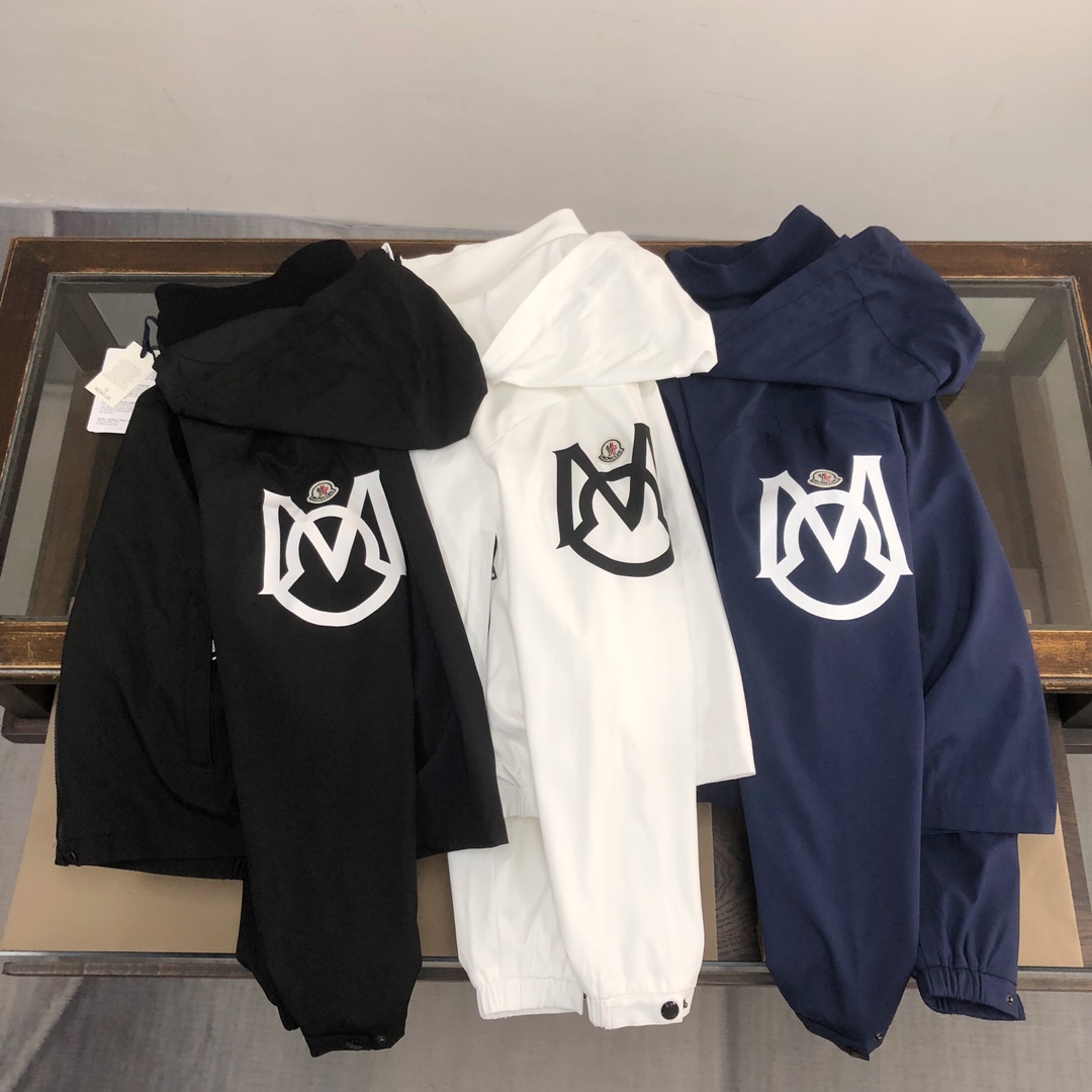  Moncler 蒙口 夹克 风衣 外套！上身柔软舒适，防风防雨并且超级轻盈！手臂印有最新品牌印花～款式