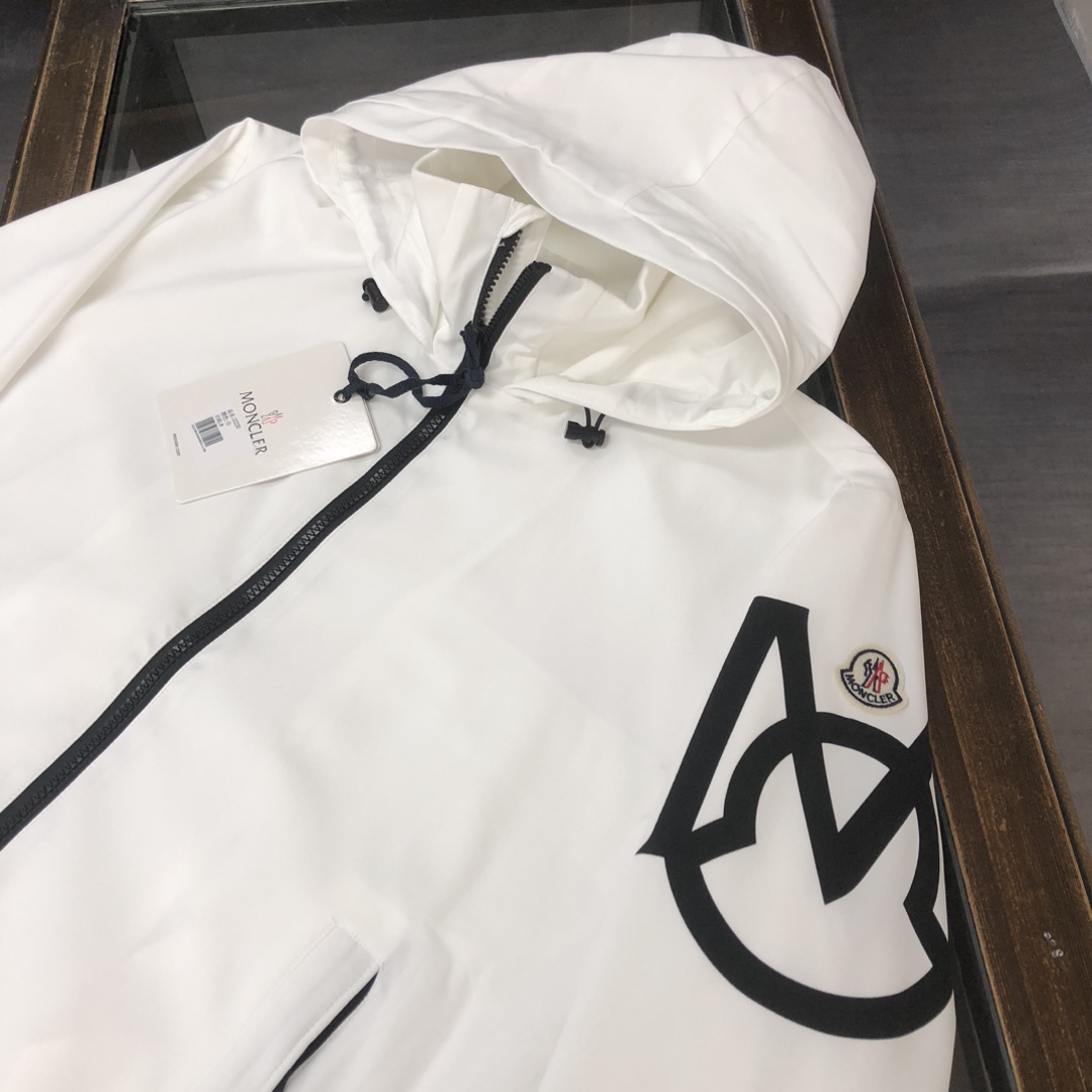  Moncler 蒙口 夹克 风衣 外套！上身柔软舒适，防风防雨并且超级轻盈！手臂印有最新品牌印花～款式