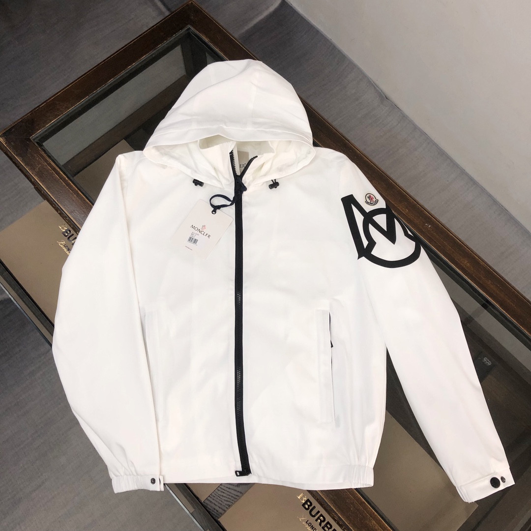  Moncler 蒙口 夹克 风衣 外套！上身柔软舒适，防风防雨并且超级轻盈！手臂印有最新品牌印花～款式