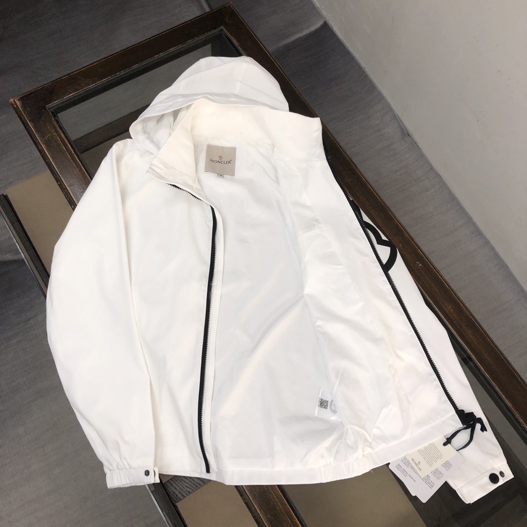  Moncler 蒙口 夹克 风衣 外套！上身柔软舒适，防风防雨并且超级轻盈！手臂印有最新品牌印花～款式