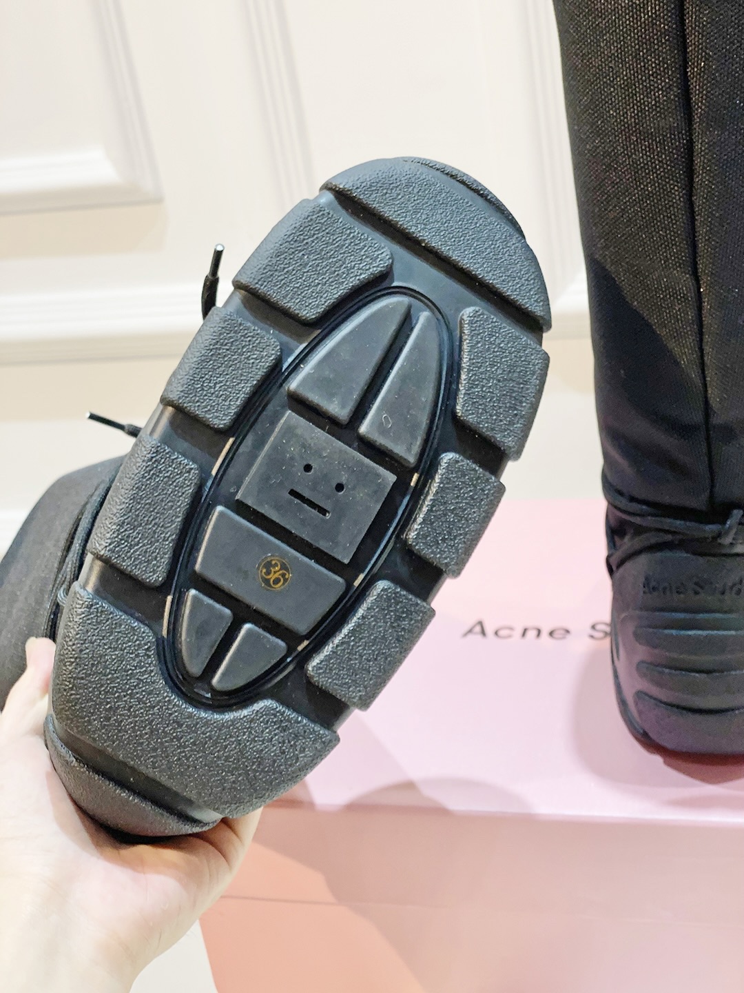“AcneStudios Snow Boots: Cozy Design with Secure Fit and Smiley Details” - 图片 9