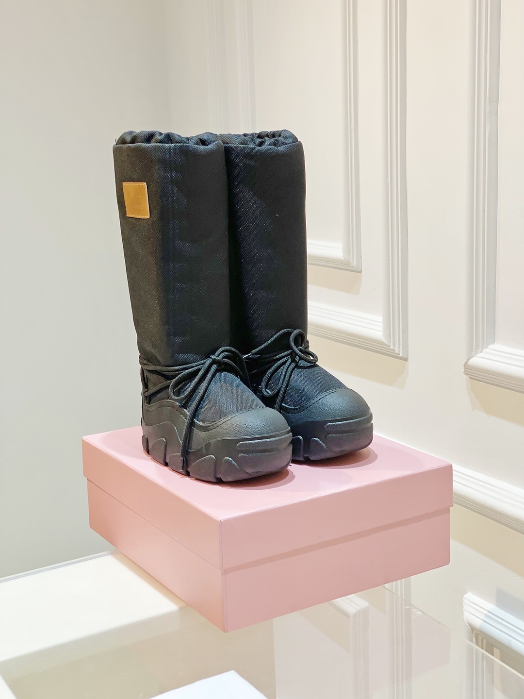 “AcneStudios Snow Boots: Cozy Design with Secure Fit and Smiley Details” - 图片 1