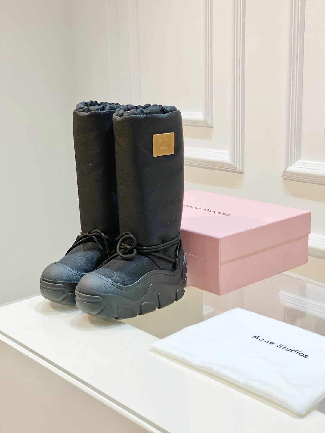 “AcneStudios Snow Boots: Cozy Design with Secure Fit and Smiley Details” - 图片 2