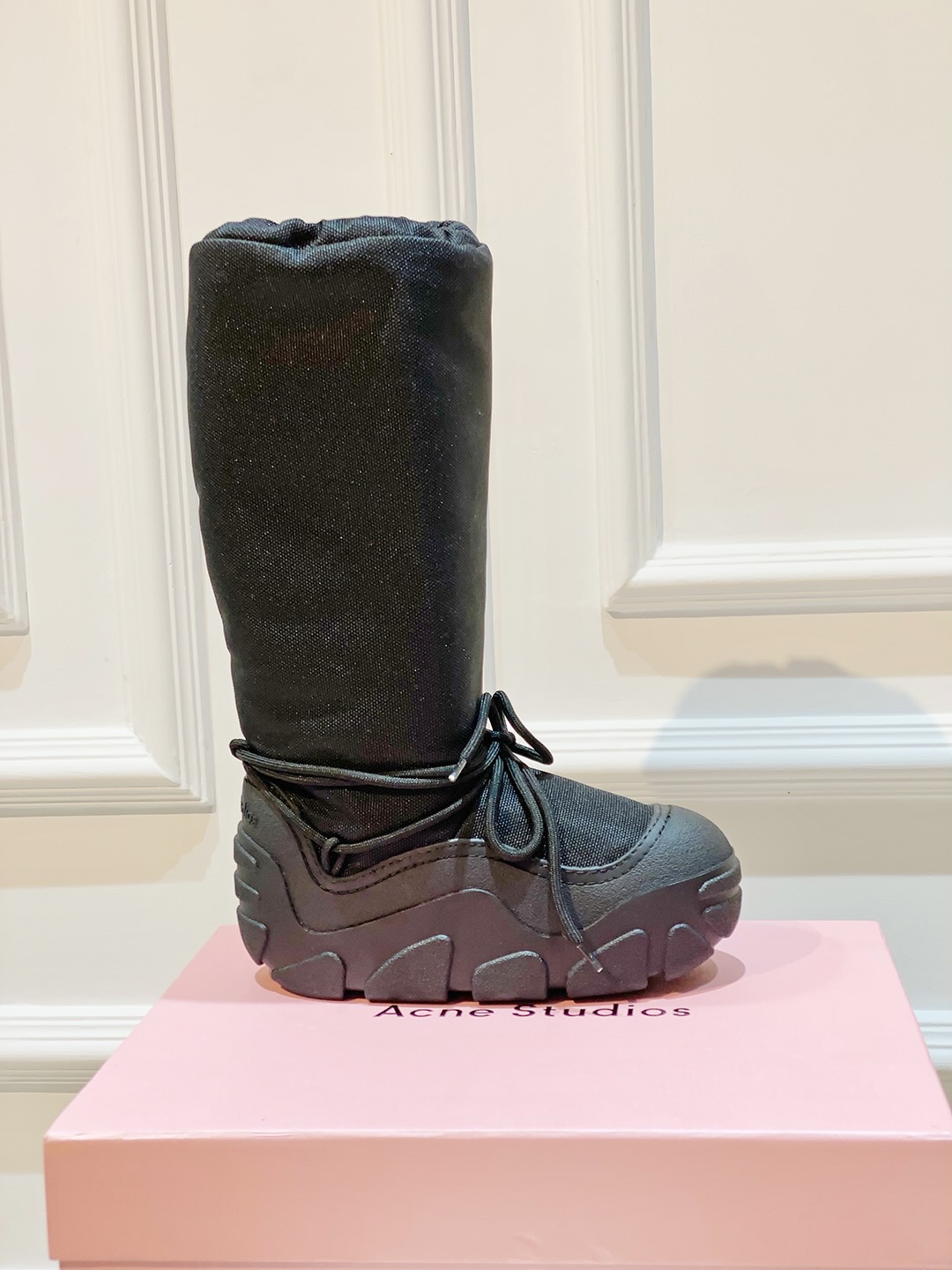 “AcneStudios Snow Boots: Cozy Design with Secure Fit and Smiley Details” - 图片 5