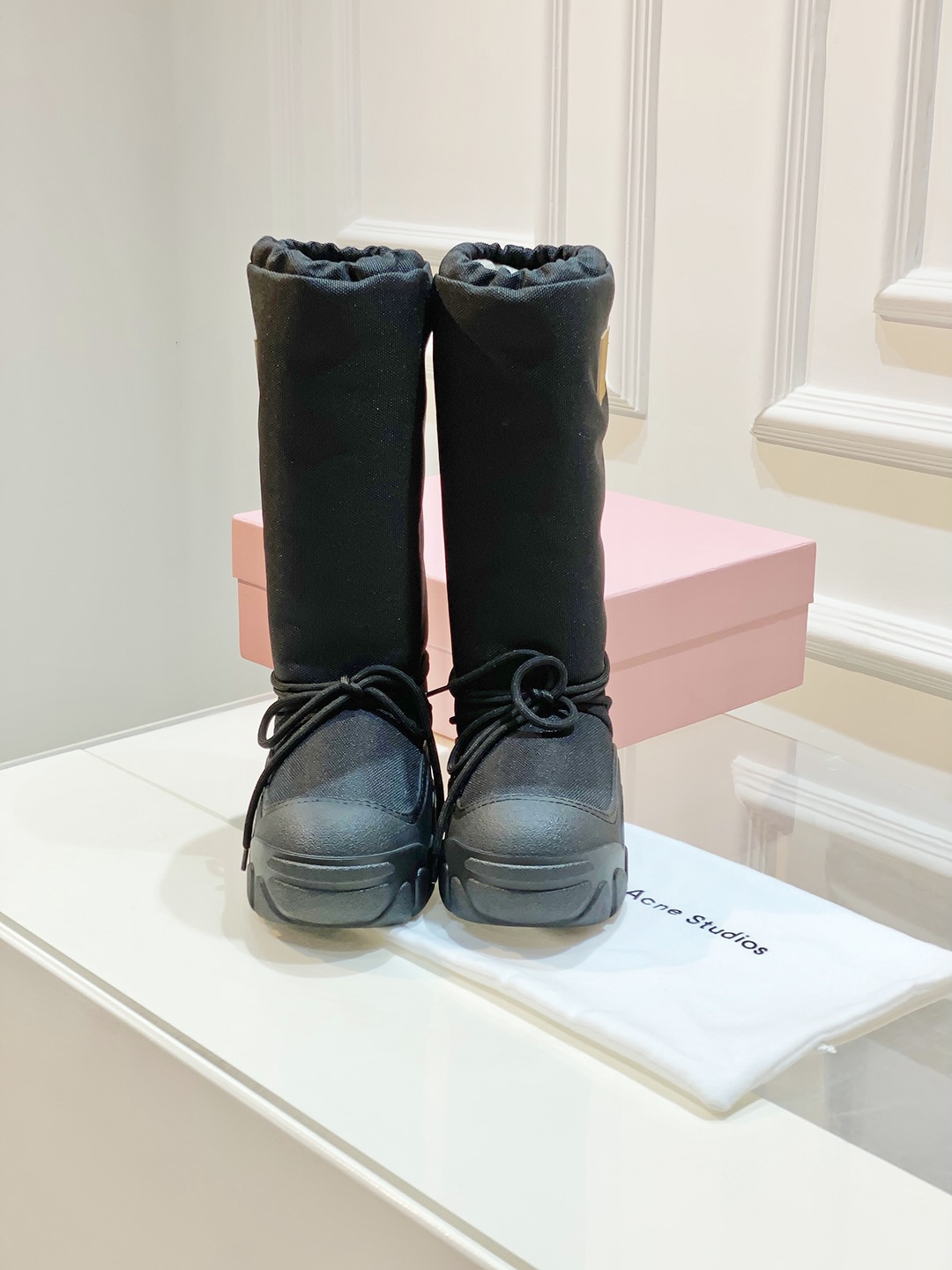 “AcneStudios Snow Boots: Cozy Design with Secure Fit and Smiley Details” - 图片 3