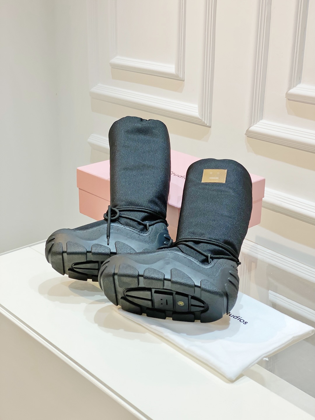 “AcneStudios Snow Boots: Cozy Design with Secure Fit and Smiley Details” - 图片 4