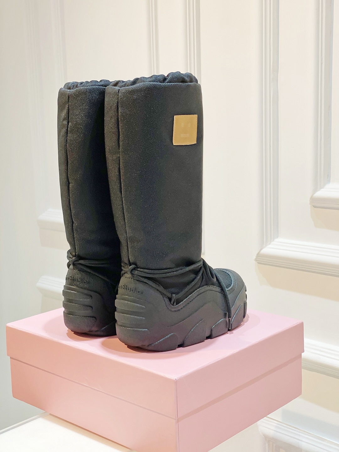 “AcneStudios Snow Boots: Cozy Design with Secure Fit and Smiley Details” - 图片 6