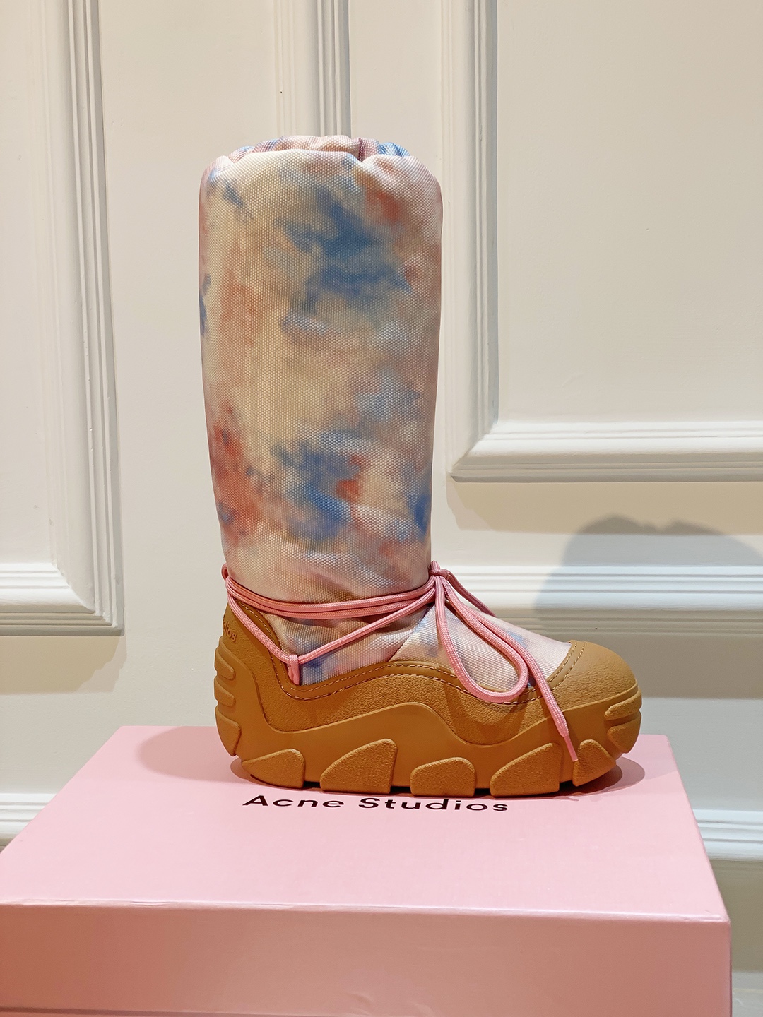 “AcneStudios Snow Boots: Stylish, Cozy, Secure Winter Footwear with Unique Design” - 图片 5