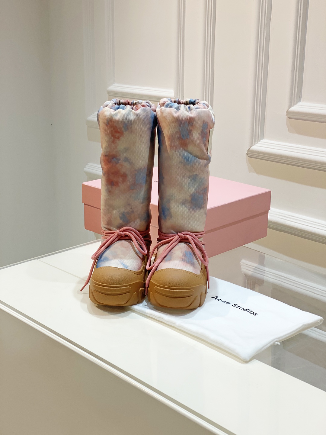 “AcneStudios Snow Boots: Stylish, Cozy, Secure Winter Footwear with Unique Design” - 图片 3