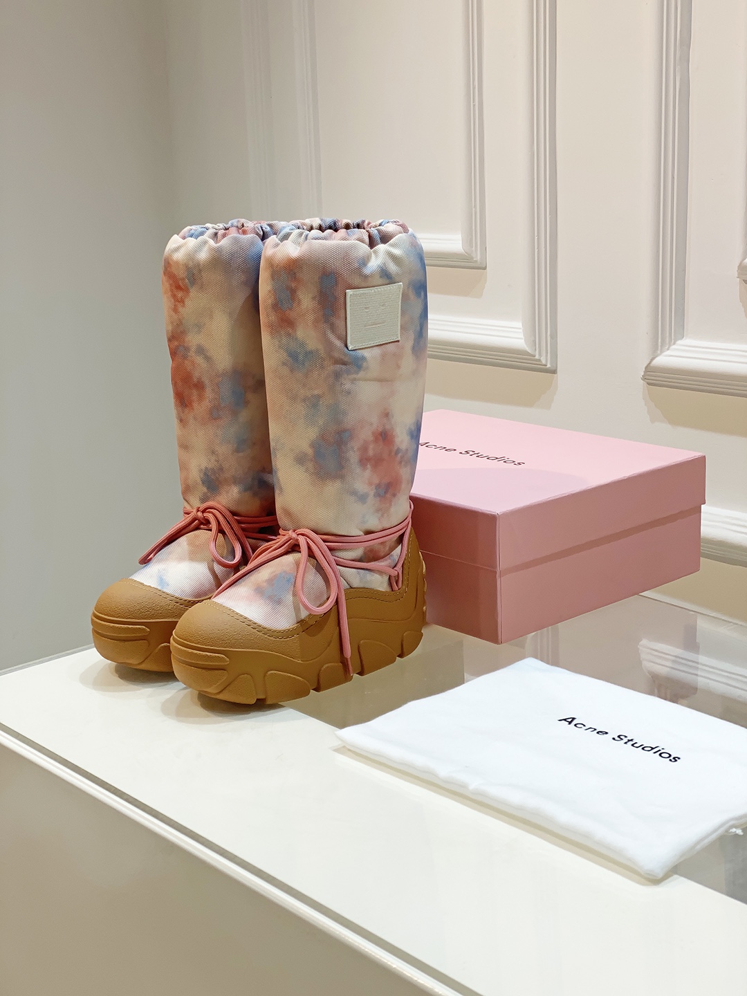 “AcneStudios Snow Boots: Stylish, Cozy, Secure Winter Footwear with Unique Design” - 图片 2